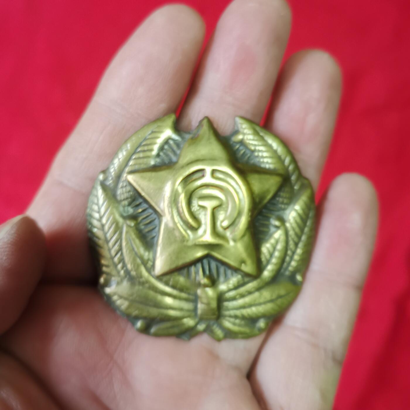 朝鲜老铁路帽徽一个，实物拍摄，品相如图。