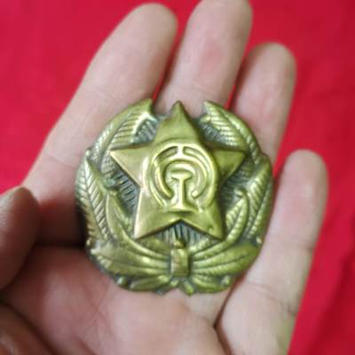 朝鲜老铁路帽徽一个，实物拍摄，品相如图。 - 朝鲜老铁路帽徽一个，实物拍摄，品相如图。