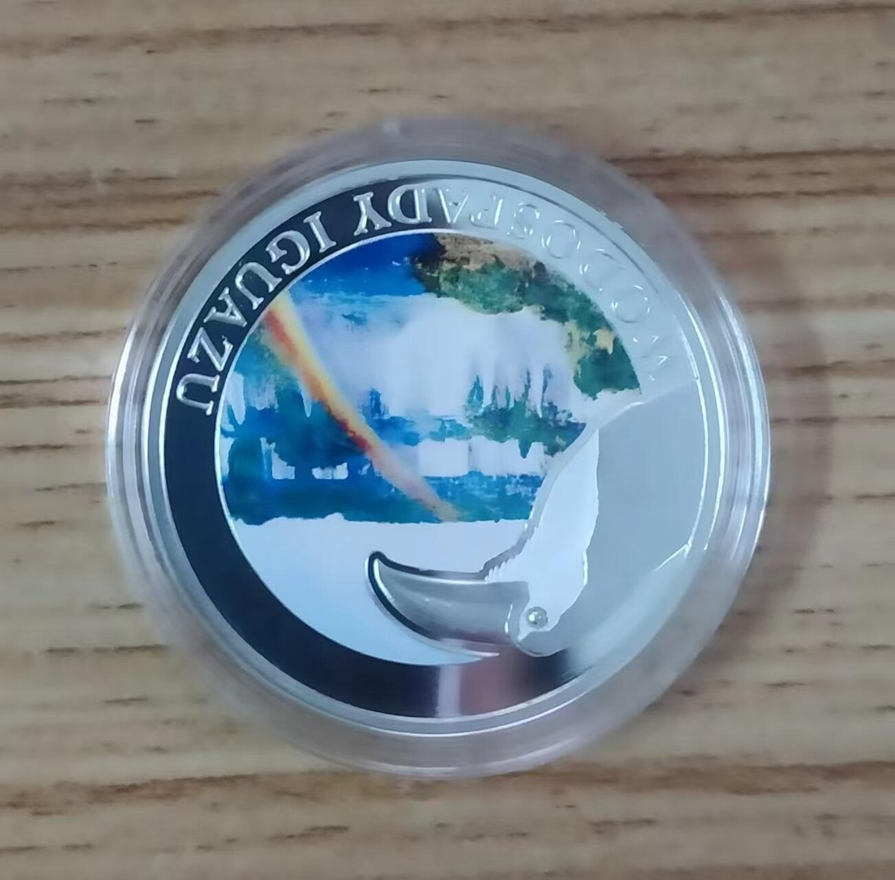 第185期拍卖 波兰造币厂2013年，自然奇观系列-伊瓜苏大瀑布(世界公认最美丽的瀑布)，波兰造币厂自然奇观系列彩色精制无面值银币. 带盒无证书. 10克,直径32mm,漂亮少见品.实物超级精美漂亮. 国外售价96美元