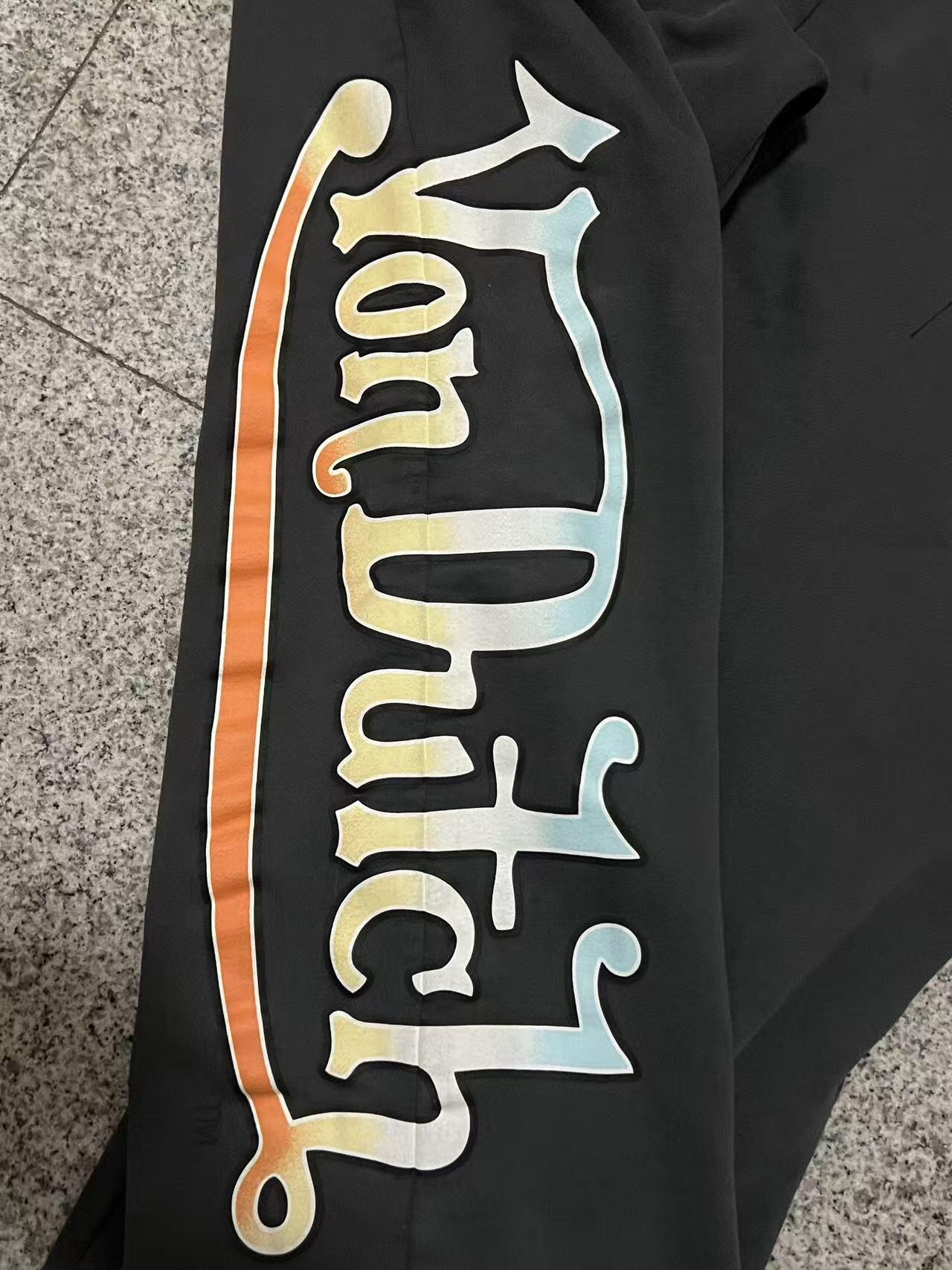 零元拍：这是谁的青春？！“贾老板”贾斯汀·汀布莱克（Justin Timberlake）亲签亲穿2024年巡演舞台穿着的‌美国潮流品牌Von Dutch（凡达驰）肯尼斯·霍华德大师系列卫裤。（拍品为演艺公司纪念收藏品，入关前已经过专业消毒处理，回国也进行了次氯酸和紫外线杀菌，尽管放心收藏）