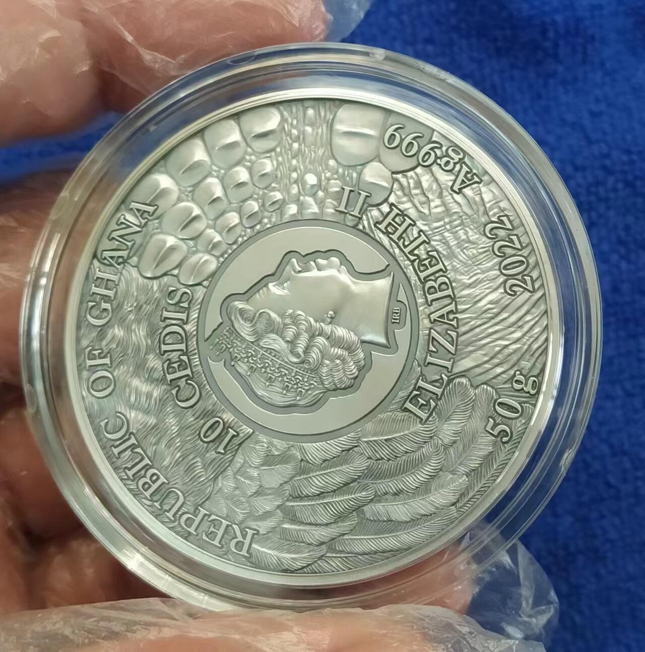 第185期拍卖 【龙头币】加纳2022，狂野杀手(1)-黑豹猎鸟，50克加大(直径达50mm)超高浮雕,仿古镀金银币. 盒证全. 龙头币 (狂野系列第一枚)，该系列即将发行第三枚. 实物图案超漂亮、立体. 新热门，国外售价348美元