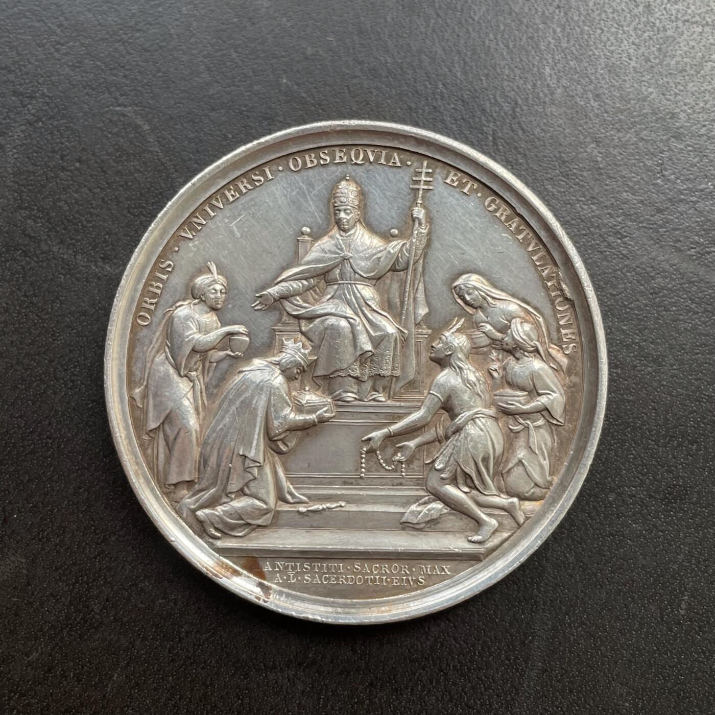 「木头集藏」“冬至雅藏”——章牌精品专场！ 1888年梵蒂冈教皇利奥十三世担任神职五十周年纪念银章，直径：43.5mm，35.7 g，少见教皇银章，高浮雕刻画，细节丰富，品相不错！1837年任神父。1843年，作为教皇格列高列十六世的全权代表，总领主教衔派驻布鲁塞尔，对欧洲的工业化和议会制度有所了解。1846年在佩鲁贾教区任主教。1853年任枢机主教，1877年前往教廷，任事务长，开放梵蒂冈珍藏，鼓励研究圣经。1878年2月任教皇。