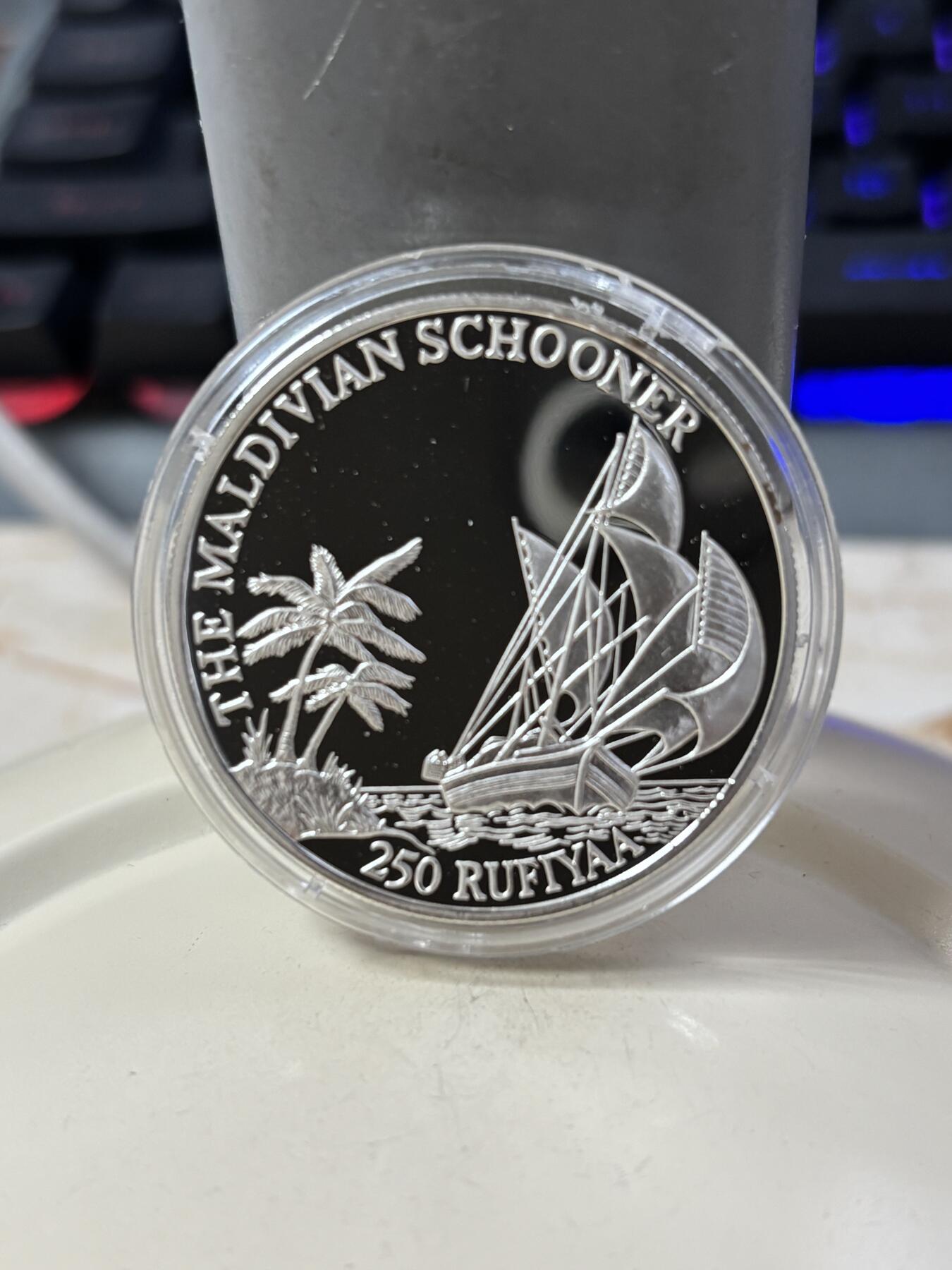 第185期拍卖 马尔代夫1990年马尔代夫帆船31.47克纪念银币，925银，银价436元