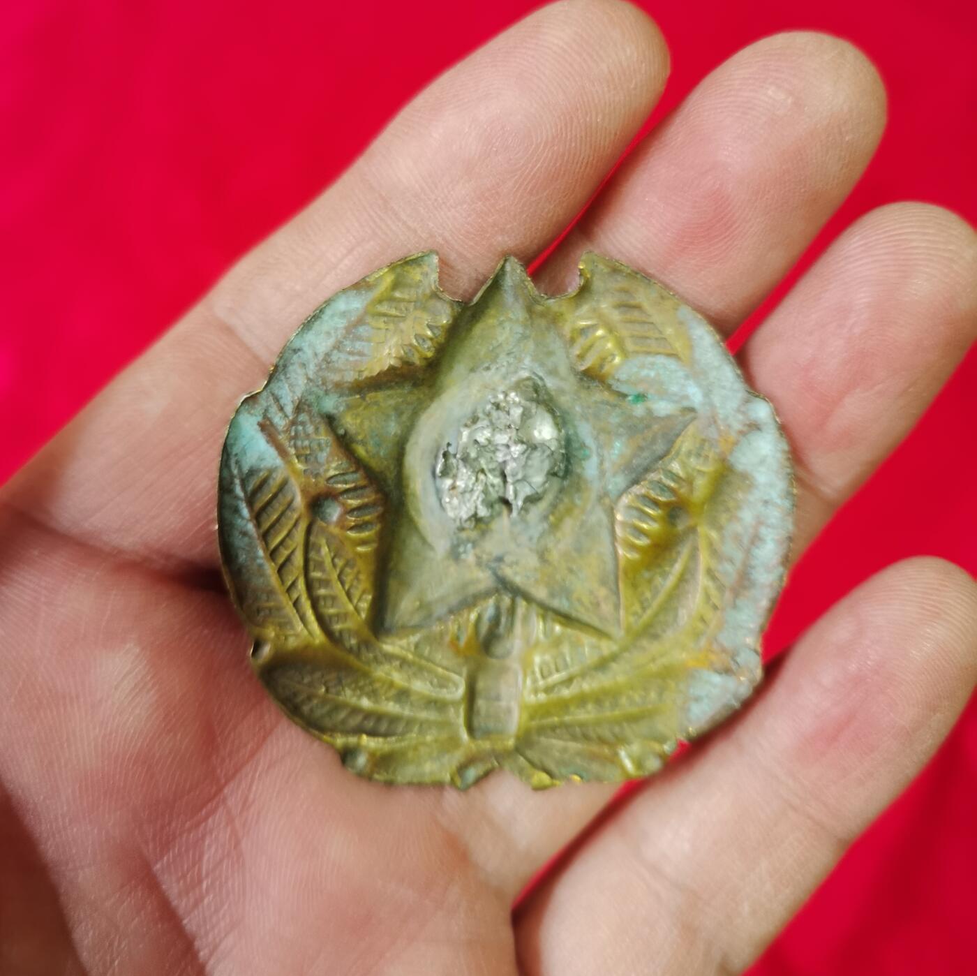 朝鲜老铁路帽徽一个，实物拍摄，品相如图。