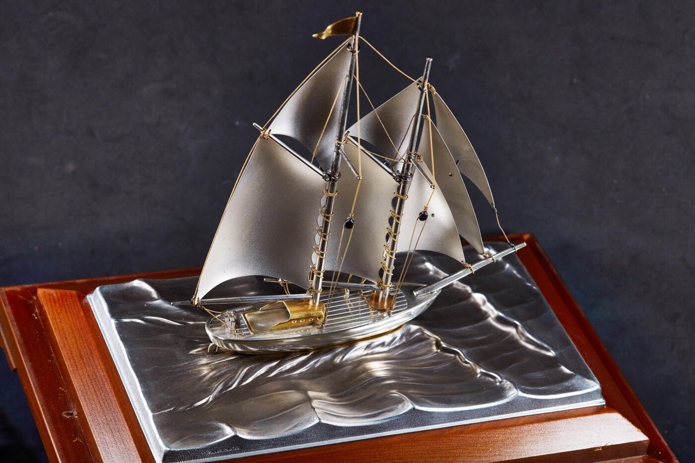 【俄甄集藏】2026年(046)01-07 星期三 晚 19:30 全场包邮 日本1950年代古董精工纯银帆船摆件，高：45mm，长：170mm，宽：45mm，底座：275mm×170mm，船身为96%银质，底板为铜质镀银，纯银部分总重量：119.3克，克重不包含木质底座，镀银底版
