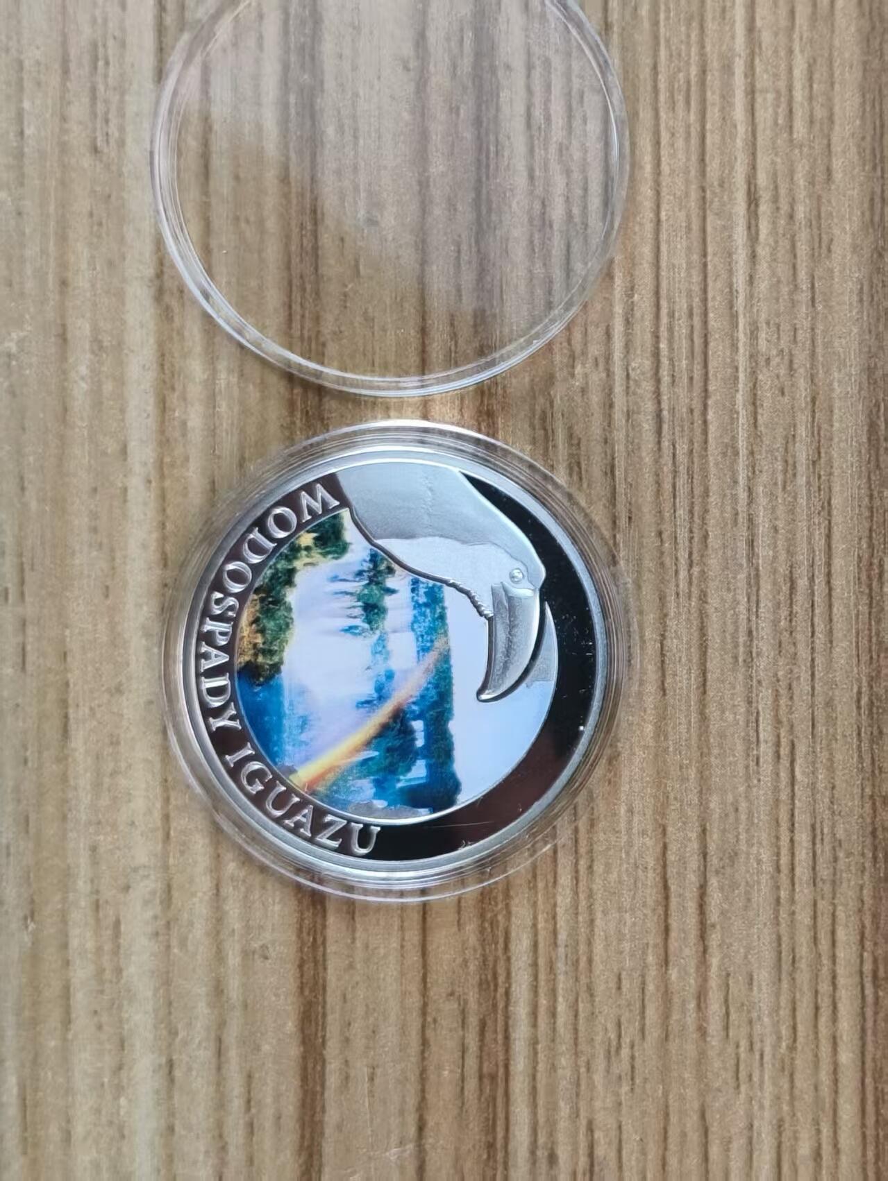 第185期拍卖 波兰造币厂2013年，自然奇观系列-伊瓜苏大瀑布(世界公认最美丽的瀑布)，波兰造币厂自然奇观系列彩色精制无面值银币. 带盒无证书. 10克,直径32mm,漂亮少见品.实物超级精美漂亮. 国外售价96美元