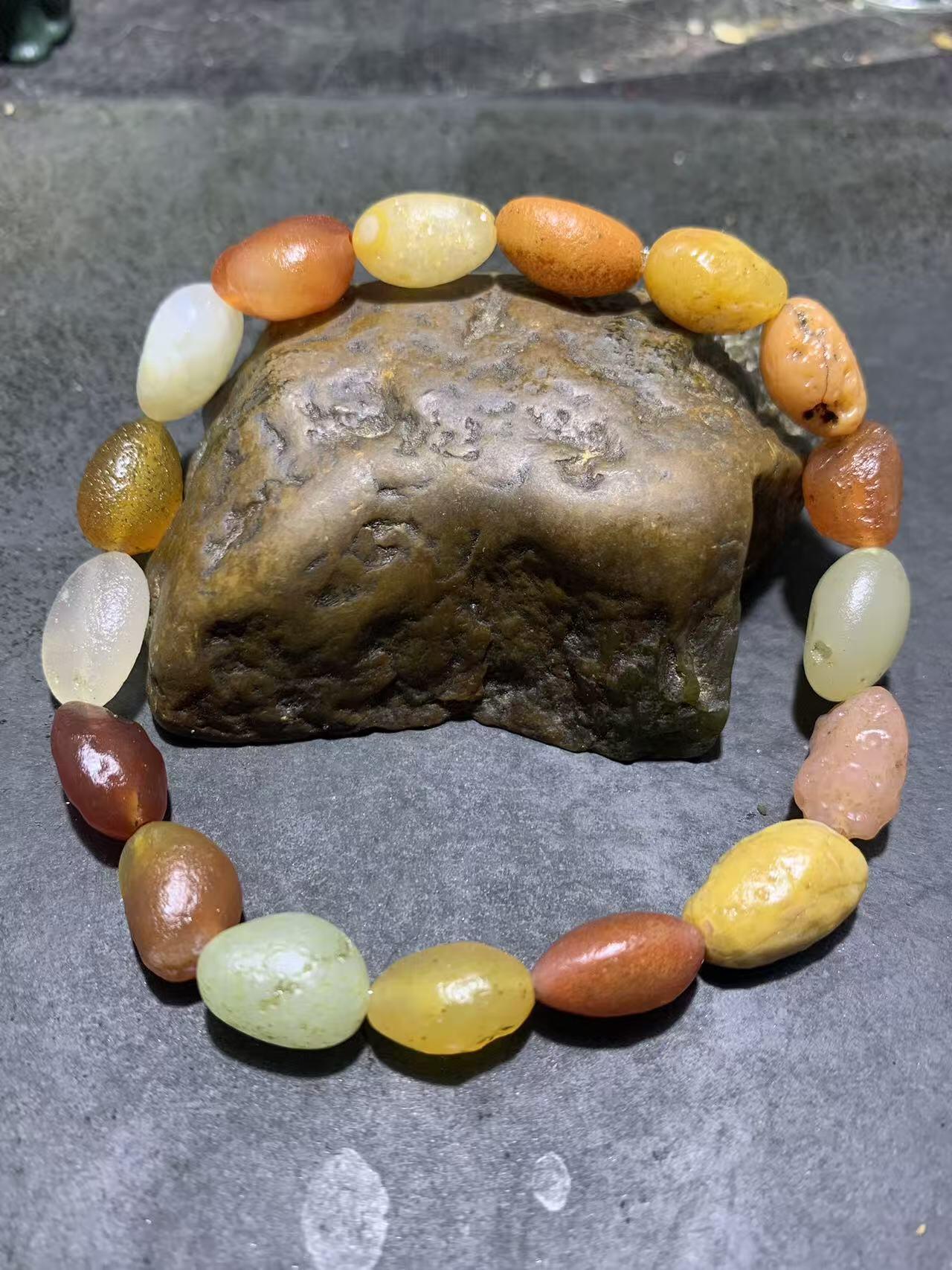 精美阿拉善彩珠玛瑙原石手串一条。，