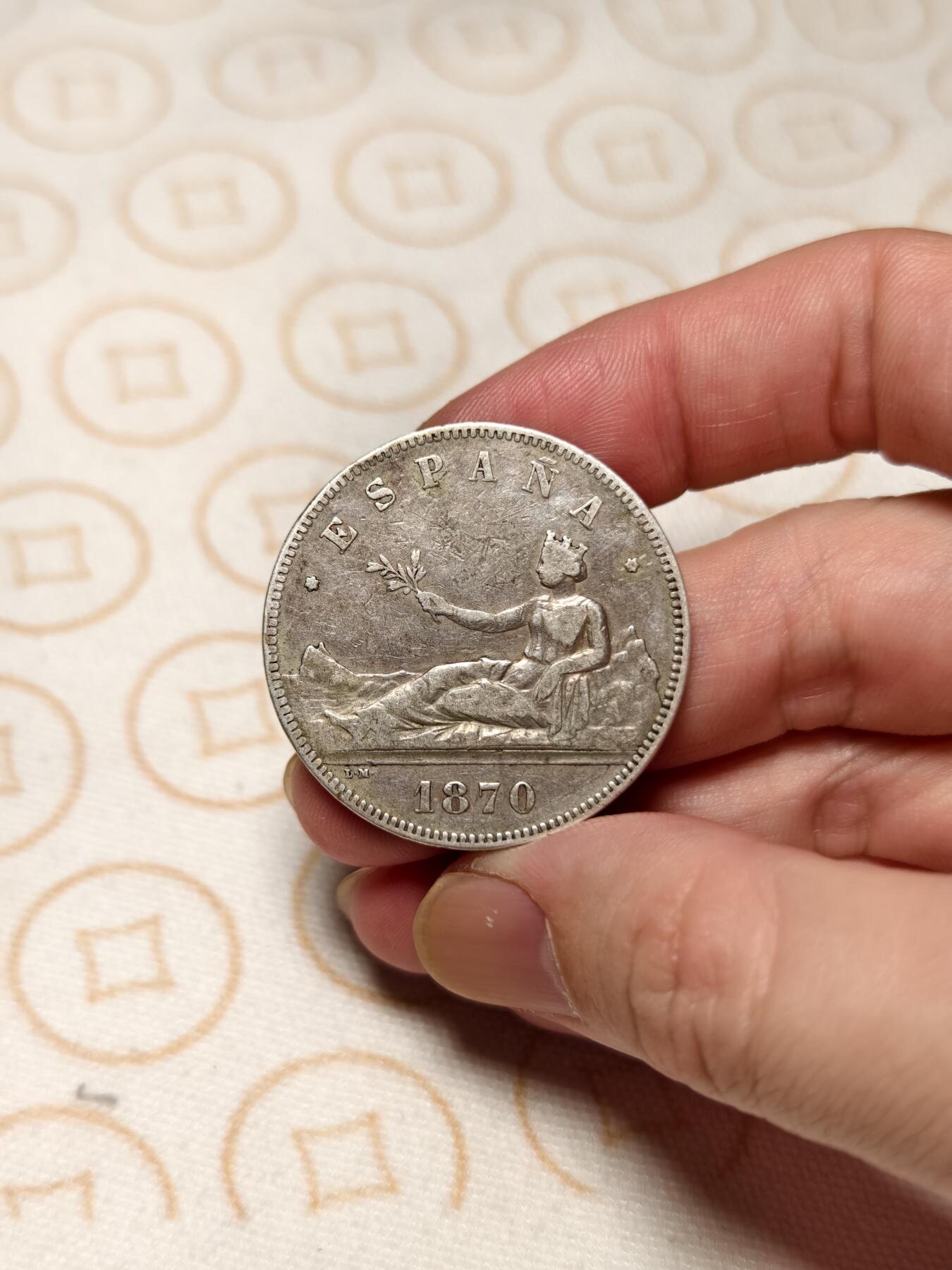 抚柳草堂-第三期章牌钱币 奖章勋章限时免佣 满百包邮 放漏专场 1870西班牙5比塞塔拿花双柱银币 临时政府时期 重24.7g 整体状态不错