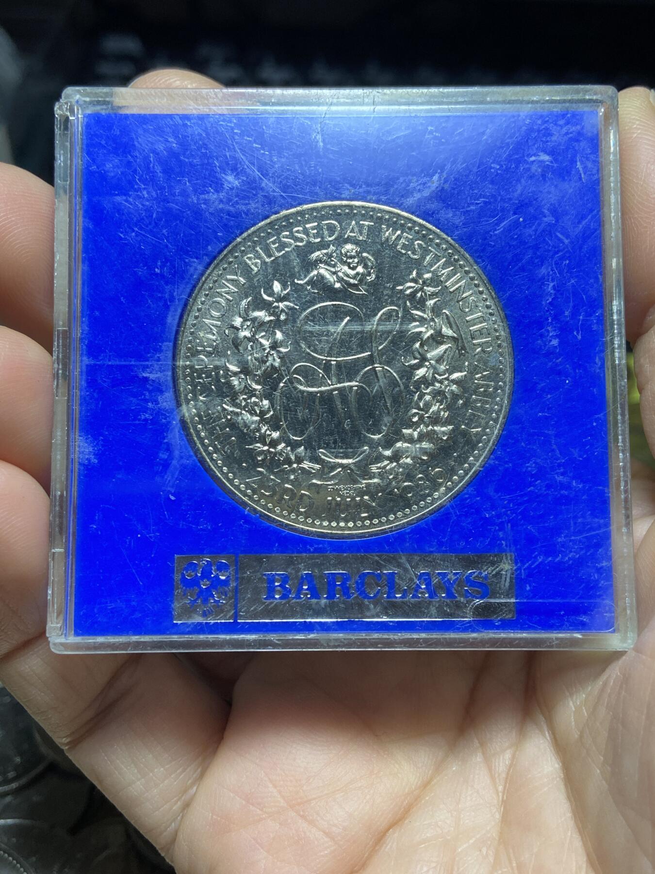 2025年第一百三十八场(总第一百六十四场）外国好品散币场(免佣金) 原盒–英国🇬🇧1986年7月23日安德鲁王子与莎拉·弗格森皇家婚礼克朗型纪念章