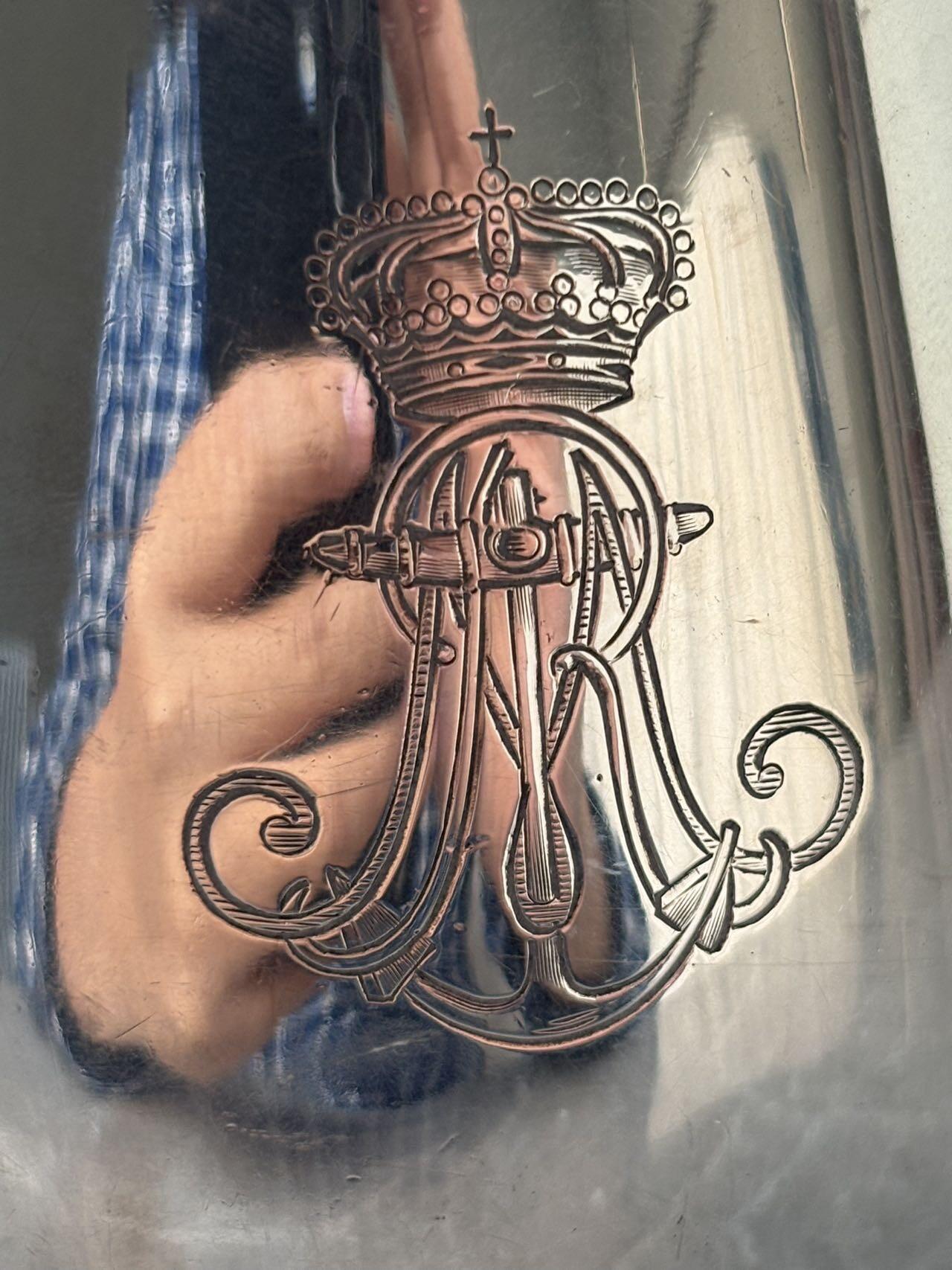 盛世勋华——号角文化勋章邮票专场拍卖第294期 意大利王国皇家海军1941年军官定制银壶，重989克，由米兰知名工坊Broggi打造，执壶通高220毫米（含把手），采用银制工艺打造（部分镀银），器身经精细錾刻与抛光处理，线条流畅饱满，呈现出优雅的梨形轮廓。壶身饰有意大利皇家海军专属纹章与航海主题装饰纹样，底座有银标和厂标