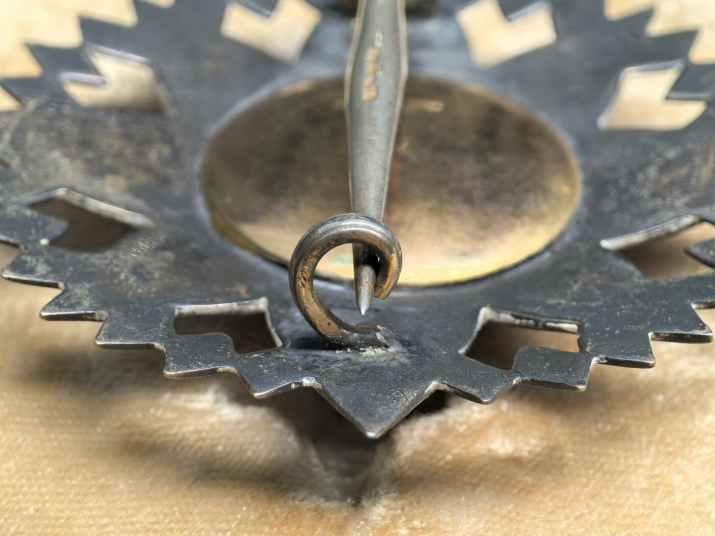 小驴勋章奖章收藏12月20日周六晚六点拍卖（珍爱和平，收藏战争，铭记历史，勿忘国耻，忠党爱国。有偿代拍，送拍规则在简介最后，参拍须阅读规则后再参拍，关系到运费包装发货时效真假辨别等关键信息，拍卖时不再发原图，看大图店主微信码在拍卖店铺介绍里） 泰国大十字级皇冠勋章，银质珐琅，包浆厚重，盒子为早期样式。