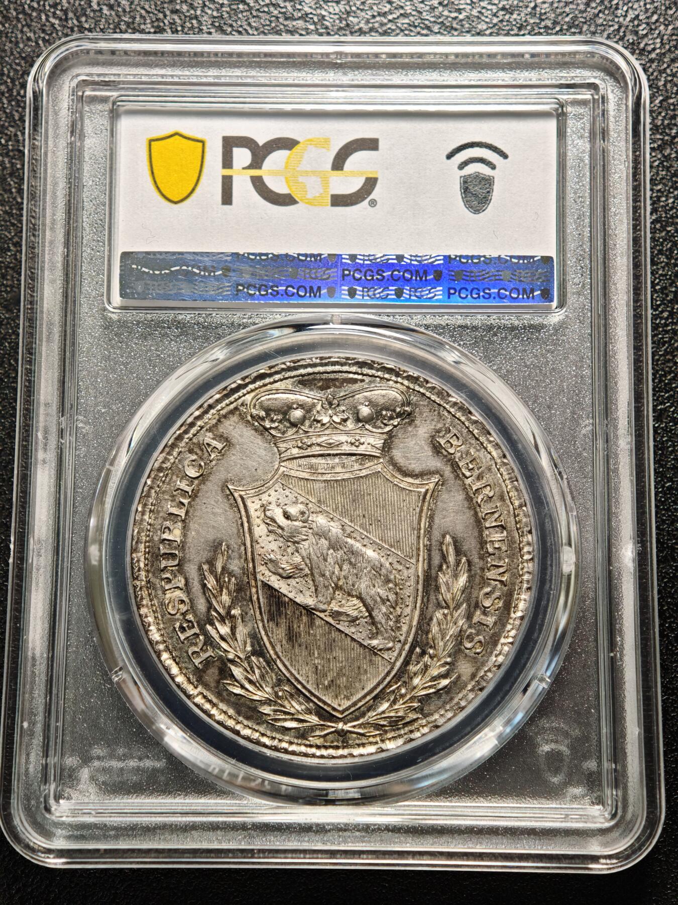 【德藏】世界币章拍卖第158期（拍品征集中~欢迎藏友联系） 19世纪 瑞士伯尔尼学院颁发勇攀高峰学术荣誉奖章银章 五彩包浆 正面图案为导师牵引学童走向象征知识殿堂的台阶与神庙，背景的放射状光芒象征智慧的启迪，采用新古典主义浮雕工艺，画面传递出“知识引领成长”的学术内核 PCGS SP62