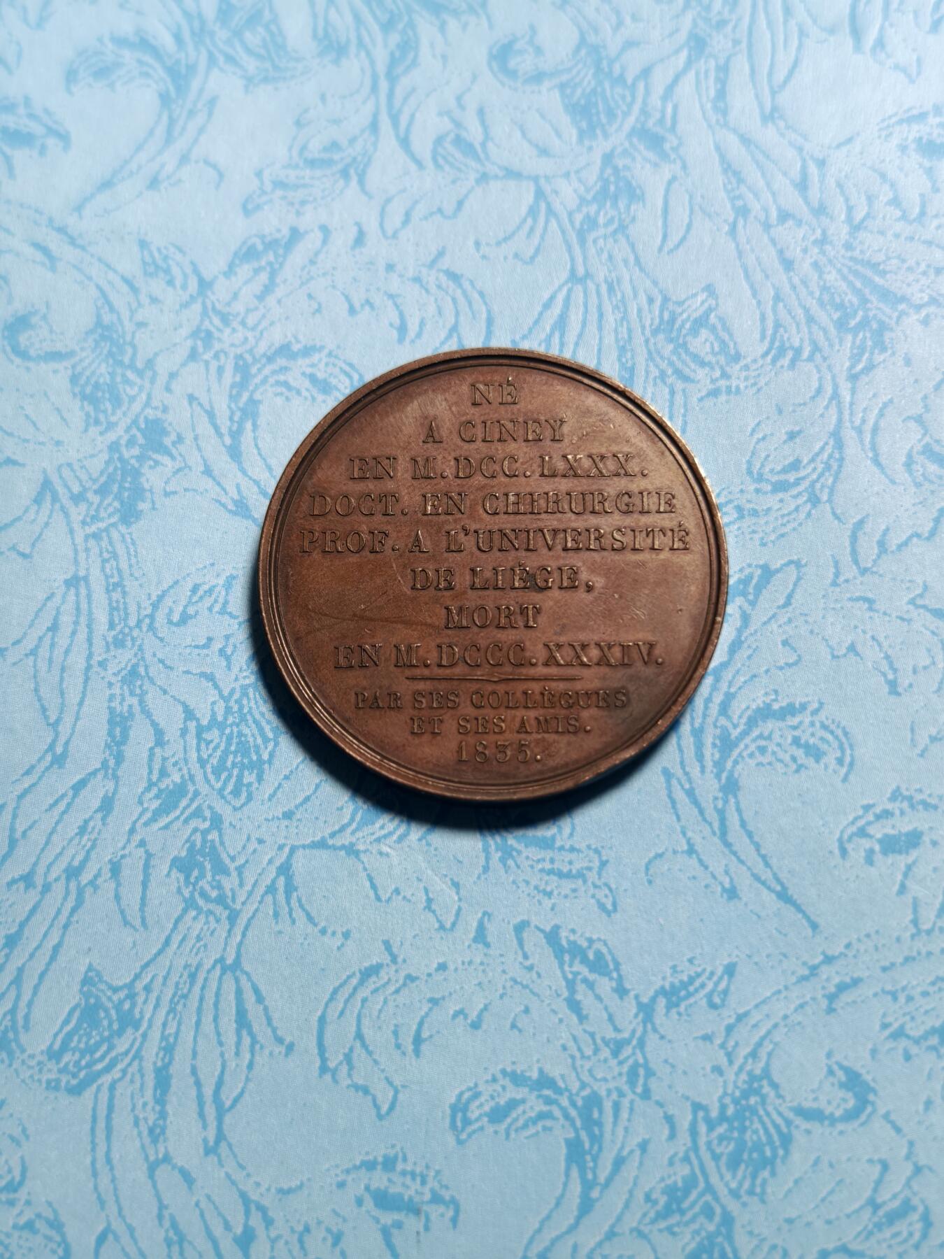 抚柳草堂-第三期章牌钱币 奖章勋章限时免佣 满百包邮 放漏专场 法国1835年医学名人铜章，早期光边原铸直径39.7mm，重29克，高浮雕工艺细节丰富。铜质，巧克力包浆自然，成色还可以，边道一处轻微小磕碰，整体保存不错