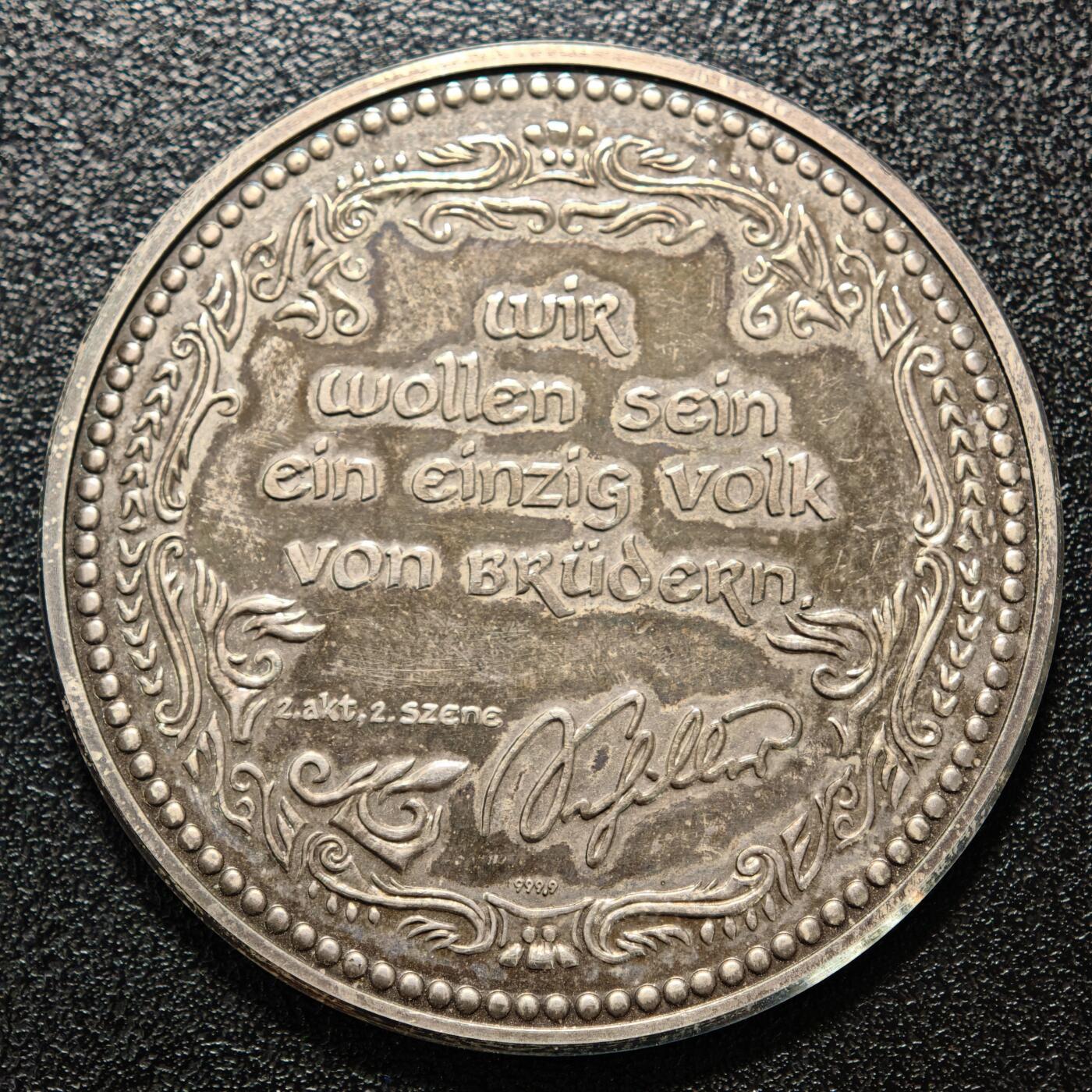 【德藏】世界币章拍卖第158期（拍品征集中~欢迎藏友联系） 现代 德国发行瑞士民族英雄威廉·退尔主题银质纪念银章 这枚章以瑞士民族英雄威廉·退尔（Wilhelm Tell）为核心主题，融合了席勒戏剧《威廉·退尔》的经典台词与场景，威廉·退尔是瑞士独立运动的传奇英雄，因反抗奥地利哈布斯堡王朝的暴政成为瑞士民族精神的象征；德国诗人席勒的戏剧《威廉·退尔》进一步将其塑造成追求自由与统一的文化符号 直径约：50.4mm；重约：48.4g