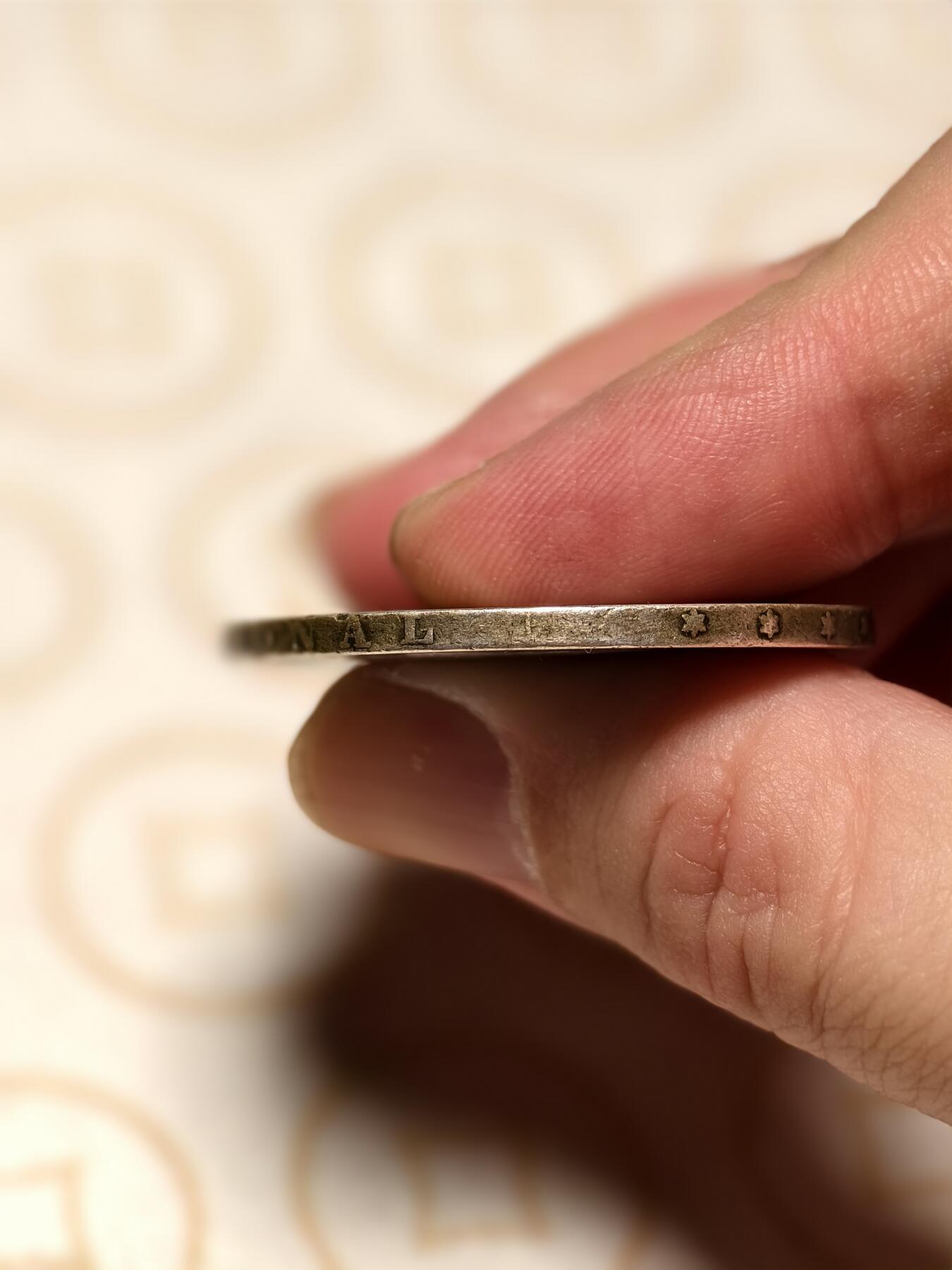 抚柳草堂-第三期章牌钱币 奖章勋章限时免佣 满百包邮 放漏专场 1870西班牙5比塞塔拿花双柱银币 临时政府时期 重24.7g 整体状态不错