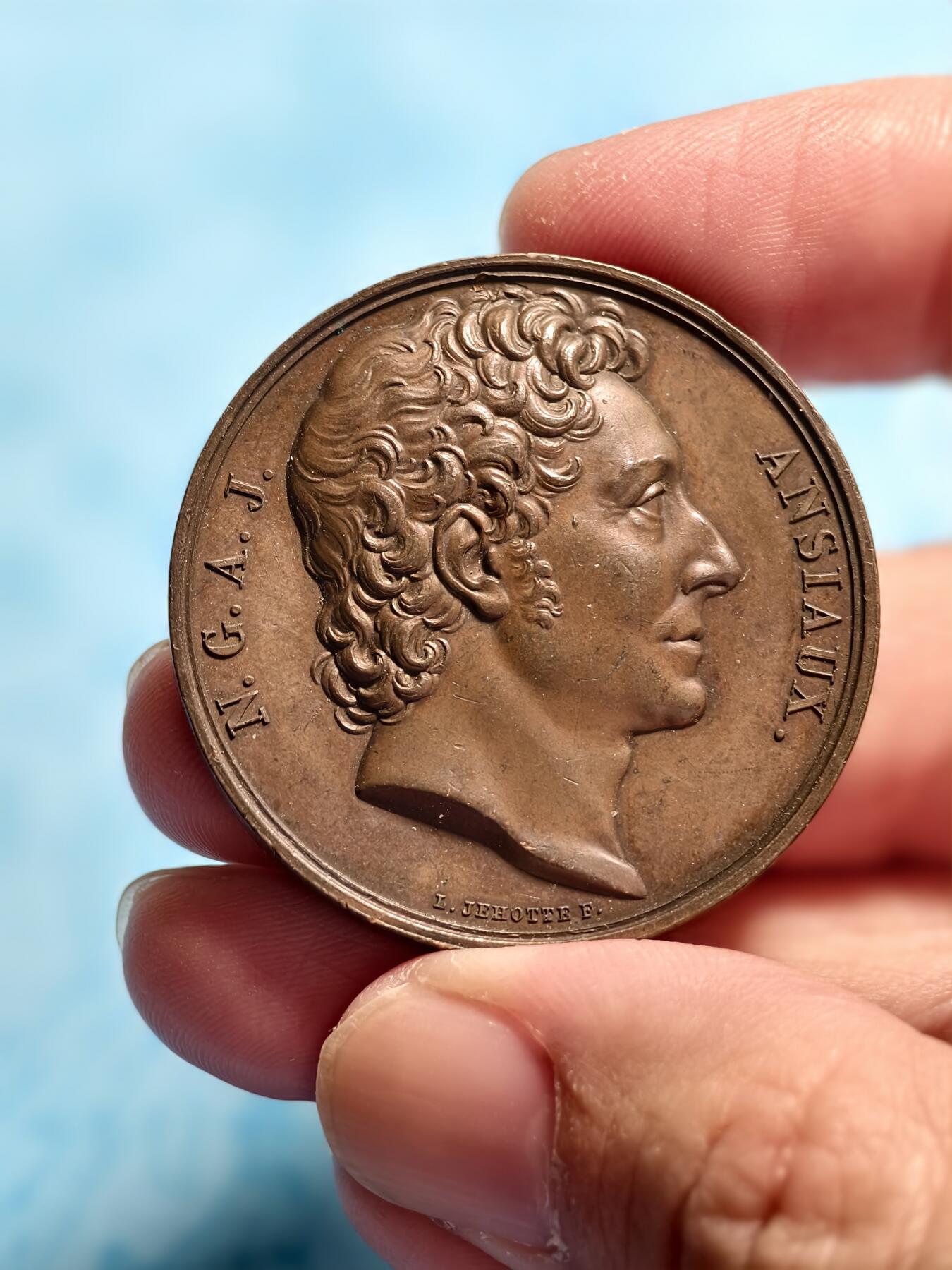 抚柳草堂-第三期章牌钱币 奖章勋章限时免佣 满百包邮 放漏专场 法国1835年医学名人铜章，早期光边原铸直径39.7mm，重29克，高浮雕工艺细节丰富。铜质，巧克力包浆自然，成色还可以，边道一处轻微小磕碰，整体保存不错