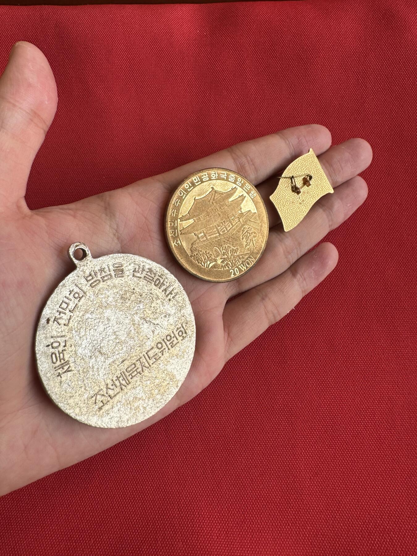 五哥徽章群   20号周六晚上八点4群联拍 朝鲜章3枚合拍