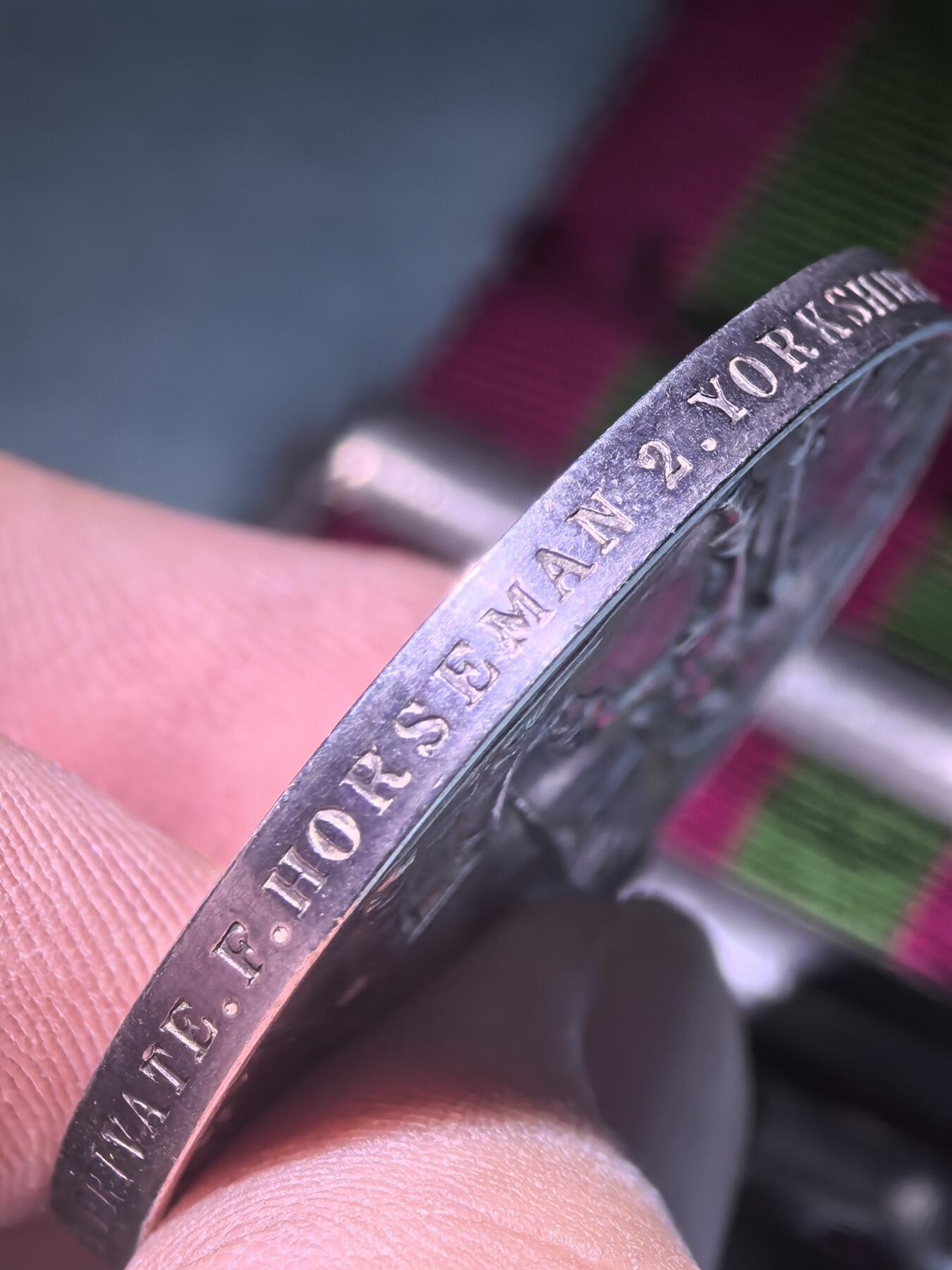 盛世勋华——号角文化勋章邮票专场拍卖第294期 英国印度服役奖章（1895-1902版）银制 维多利亚女王版 少见带双条（旁遮普前线/提拉条）带刻名 授予在英属印度西北镇压当地部族叛乱的英印军 英国前首相丘吉尔1896年在印度服役也参与了该战争，获得了带旁遮普前线条的印度服役奖章 见图