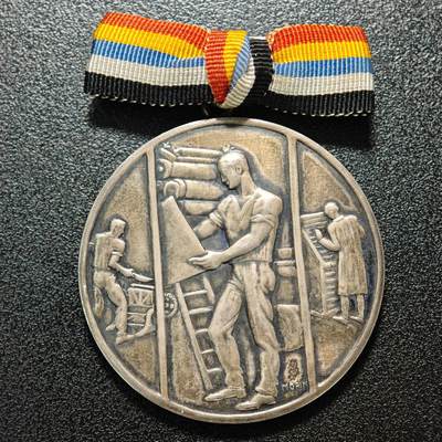 【德藏】世界币章拍卖第158期（拍品征集中~欢迎藏友联系） - 20世纪 德国印刷行业荣誉奖章纪念银章，由铸章师Morin设计，以印刷工种作业场景为核心图案，表彰印刷行业从业者贡献的专业荣誉奖章 直径约：46.5mm；重约：46.3g