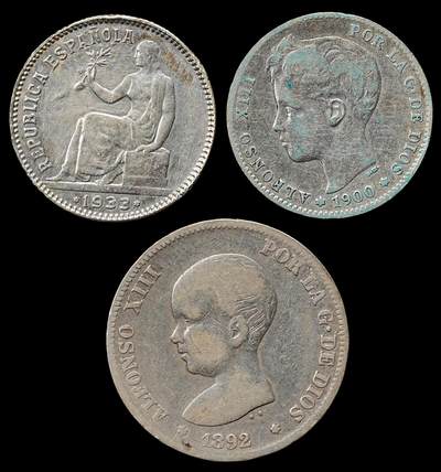 修遠堂世界钱币第九十八期 - 西班牙旧银币3枚 总重19.44g 一枚边有焊点改刻边齿