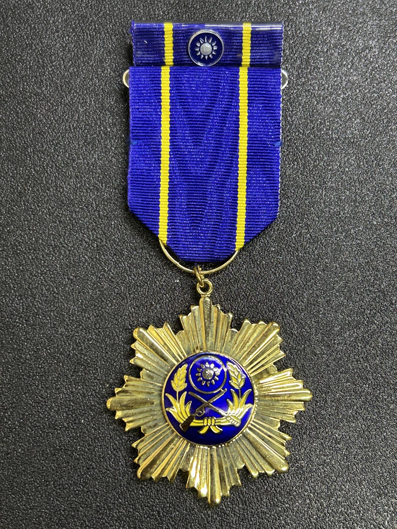 西秦中古拍卖第七十期 民国甲种陆光奖章 带勋略 退台后