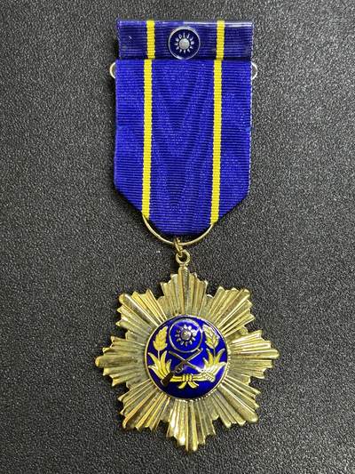 西秦中古拍卖第七十期 - 民国甲种陆光奖章 带勋略 退台后