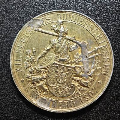 【德藏】世界币章拍卖第158期（拍品征集中~欢迎藏友联系） - 1897年 德国纽伦堡第十二届联邦射击节镀金纪念银章(有焊点去除) 该属于德意志帝国时期重要的射击赛事纪念章，由德国造币机构铸造，用以纪念当年在纽伦堡举办的联邦射击节盛会 德国联邦射击节（Bundesschiessen）始于1861年，是德意志地区规模最大的射击赛事，兼具军事训练与民间体育属性，1897年纽伦堡举办的第十二届赛事是德意志帝国时期的重要体育盛会 直径约：40.3mm；重约：29.4g