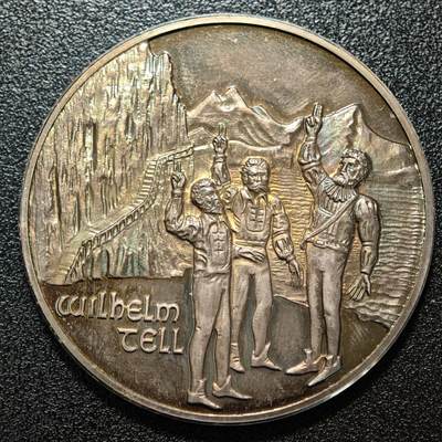 【德藏】世界币章拍卖第158期（拍品征集中~欢迎藏友联系） - 现代 德国发行瑞士民族英雄威廉·退尔主题银质纪念银章 这枚章以瑞士民族英雄威廉·退尔（Wilhelm Tell）为核心主题，融合了席勒戏剧《威廉·退尔》的经典台词与场景，威廉·退尔是瑞士独立运动的传奇英雄，因反抗奥地利哈布斯堡王朝的暴政成为瑞士民族精神的象征；德国诗人席勒的戏剧《威廉·退尔》进一步将其塑造成追求自由与统一的文化符号 直径约：50.4mm；重约：48.4g