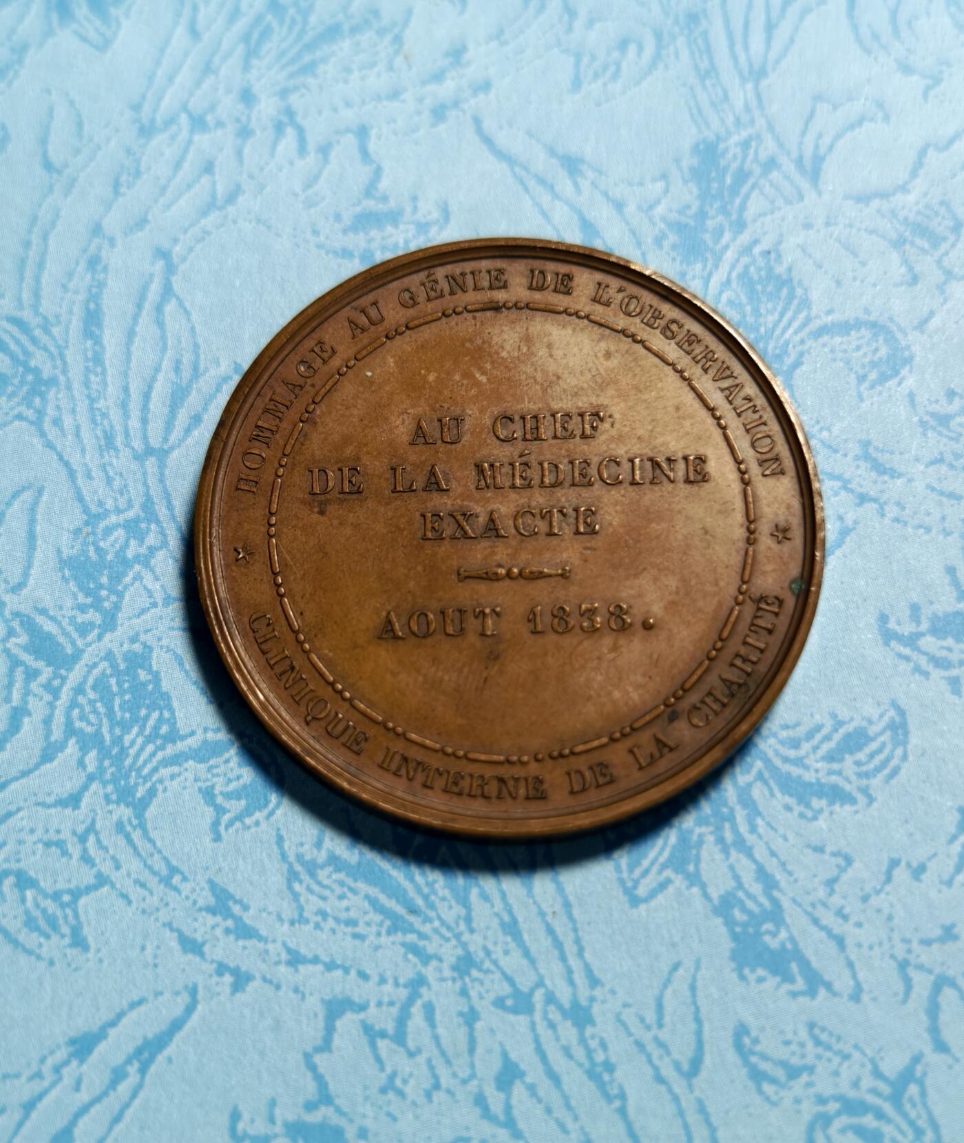 抚柳草堂-第三期章牌钱币 奖章勋章限时免佣 满百包邮 放漏专场 1838年法国精确医学之父纪念铜章，高浮雕工艺，细节清晰，早期光边原铸 直径40.8mm，35g铜质，巧克力包浆状态非常好