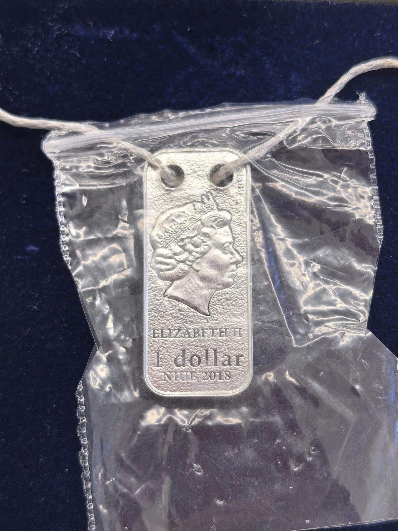 博洋堂世界钱币拍卖第153期（全场包邮） 纽埃2018年1元精制银币 狗年(吊坠） 10克999银 发行量：最多1千 盒证全