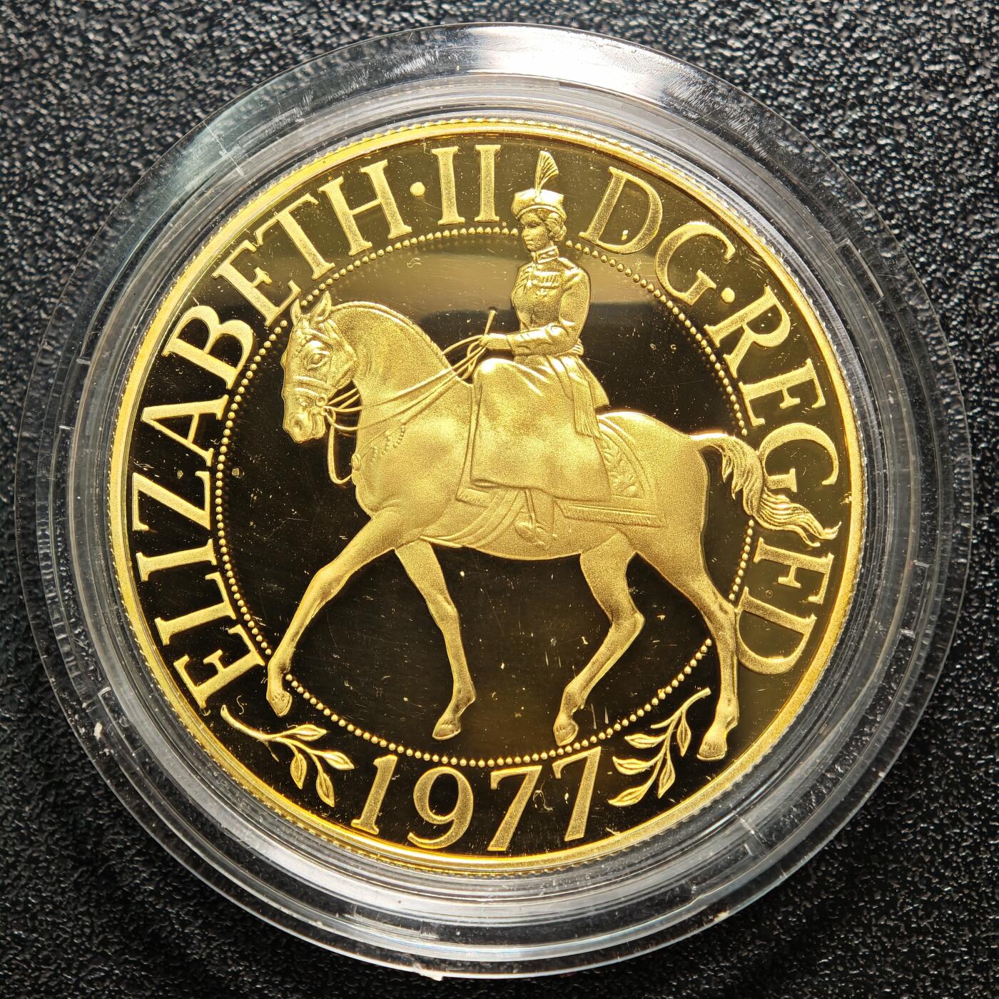 【德藏】世界币章拍卖第158期（拍品征集中~欢迎藏友联系） 1977年 英国伊丽莎白二世女王登基25周年银禧镀金精制纪念章 原盒 带证书 直径约：38.61mm；重约：28.276g