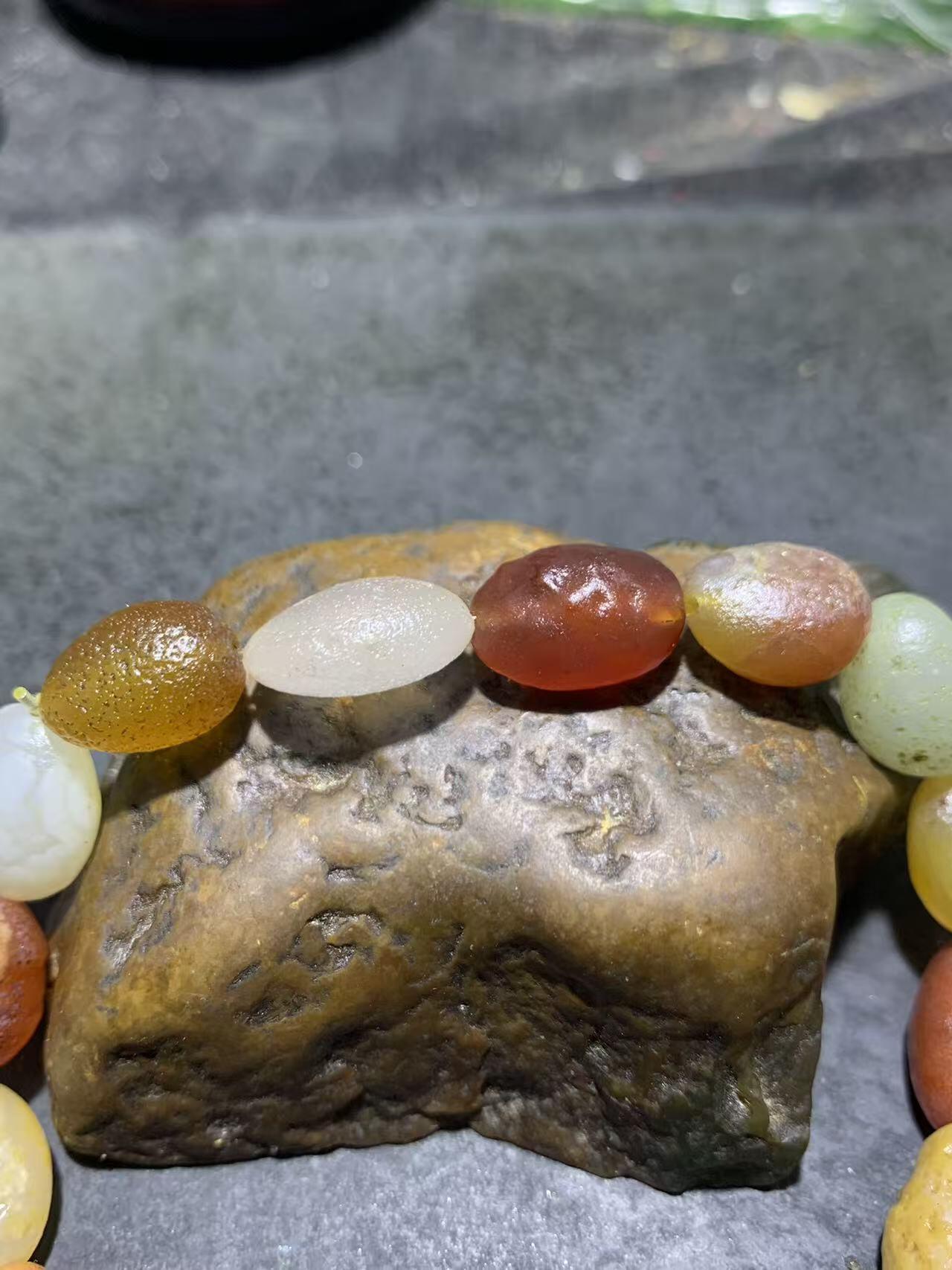 精美阿拉善彩珠玛瑙原石手串一条。，