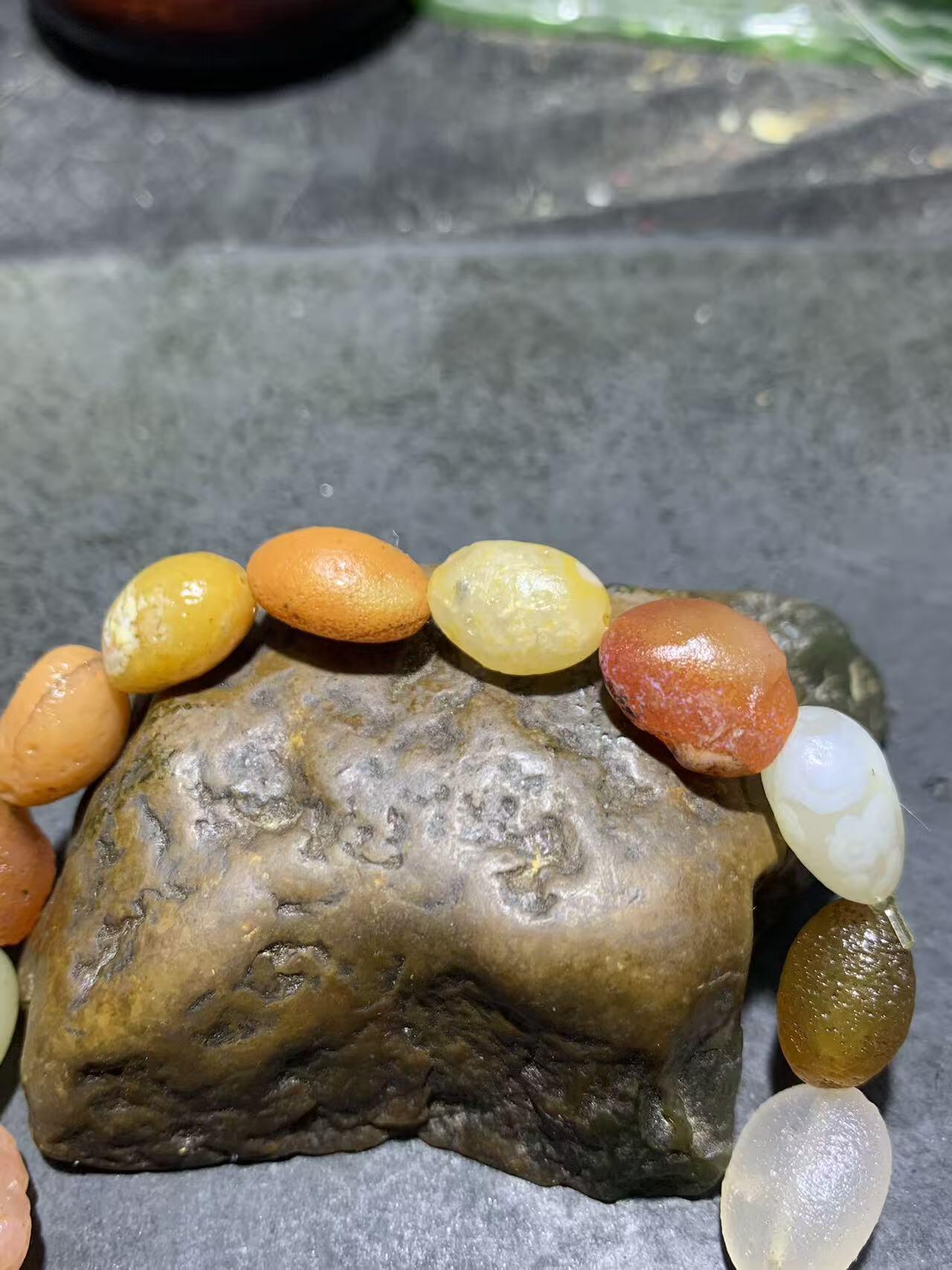 精美阿拉善彩珠玛瑙原石手串一条。，