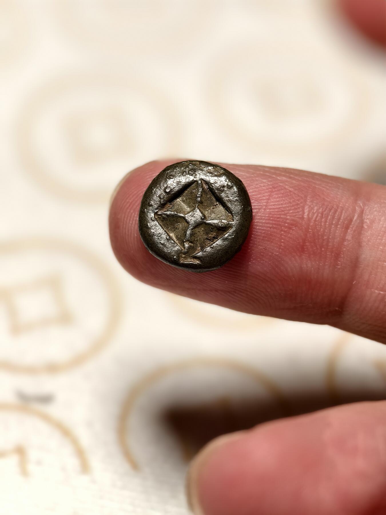 抚柳草堂-第三期章牌钱币 奖章勋章限时免佣 满百包邮 放漏专场 三佛齐王国末期至满者伯夷王国早期打制小银币 2g重正面有檀香花徽记，背面爪哇岛文，面值1 Unit或称Masa