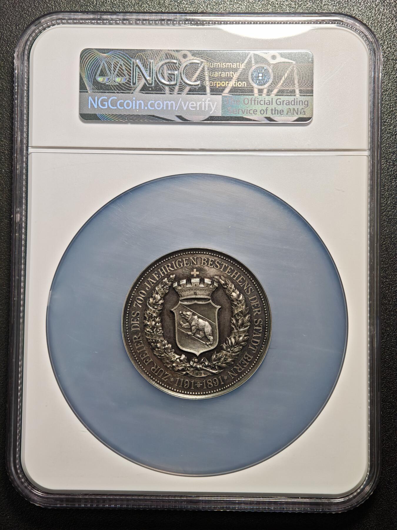 【德藏】世界币章拍卖第158期（拍品征集中~欢迎藏友联系） 1891年 瑞士伯尔尼建城700周年50mm纪念银章 念伯尔尼从1191年建城至1891年的700年历史，核心致敬伯尔尼建城者贝尔希托尔德五世 伯尔尼由策林根家族的贝尔希托尔德五世于1191年建立，“熊”作为城市象征源于建城时的狩猎传说；1891年的700周年庆典是伯尔尼城市发展史上的重要节点 原味包浆 NGC MS63