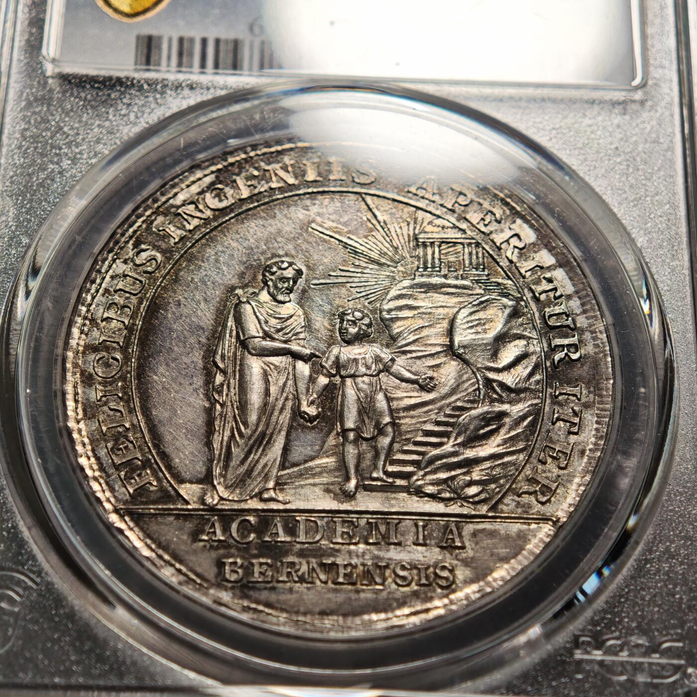 【德藏】世界币章拍卖第158期（拍品征集中~欢迎藏友联系） 19世纪 瑞士伯尔尼学院颁发勇攀高峰学术荣誉奖章银章 五彩包浆 正面图案为导师牵引学童走向象征知识殿堂的台阶与神庙，背景的放射状光芒象征智慧的启迪，采用新古典主义浮雕工艺，画面传递出“知识引领成长”的学术内核 PCGS SP62