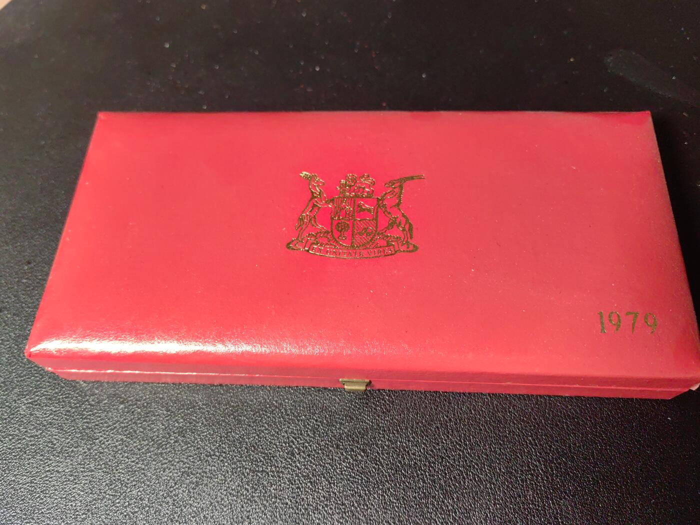 靖甫拍卖第十三场 南非纪念币盒子 木盒