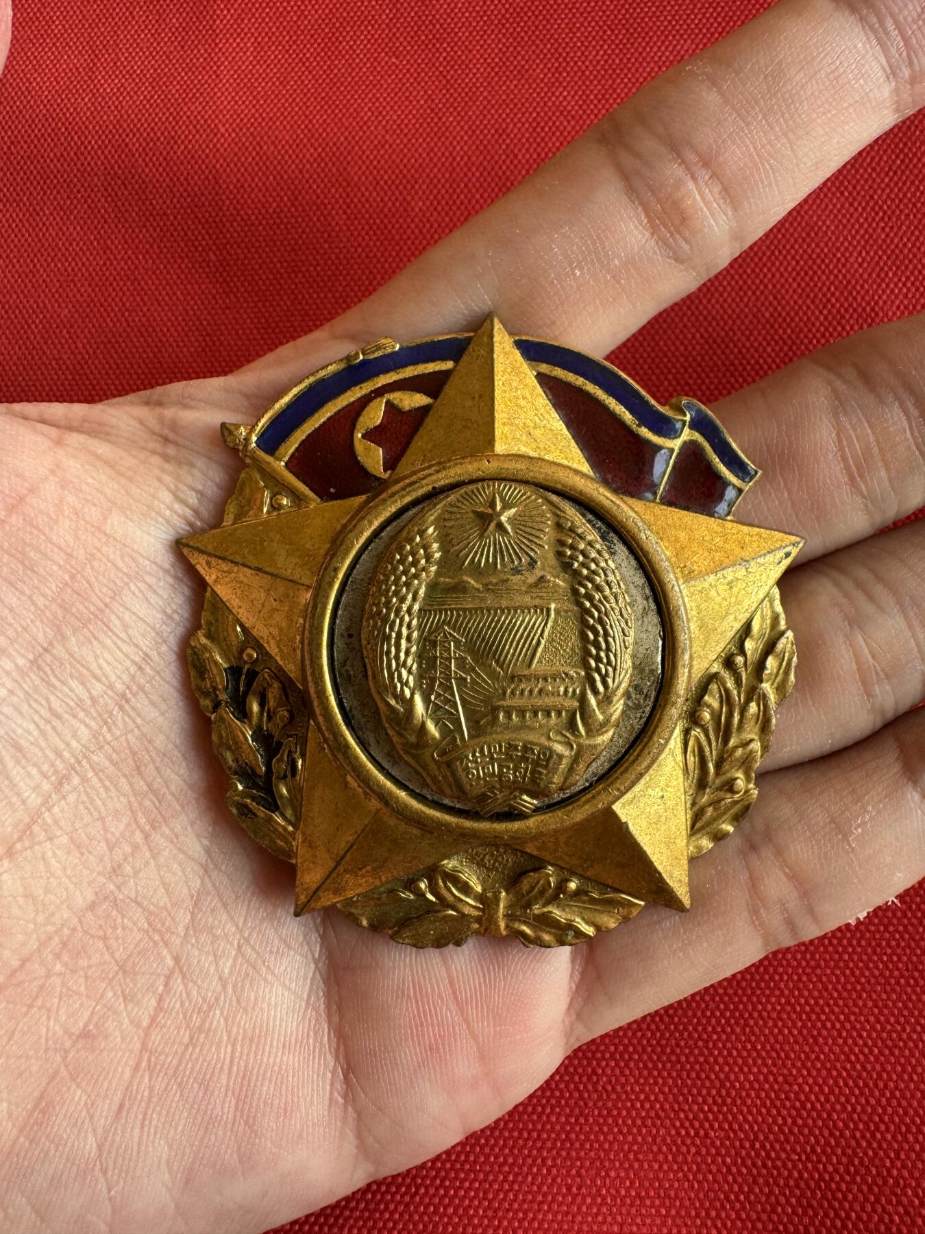 五哥徽章群   20号周六晚上八点4群联拍 朝鲜章