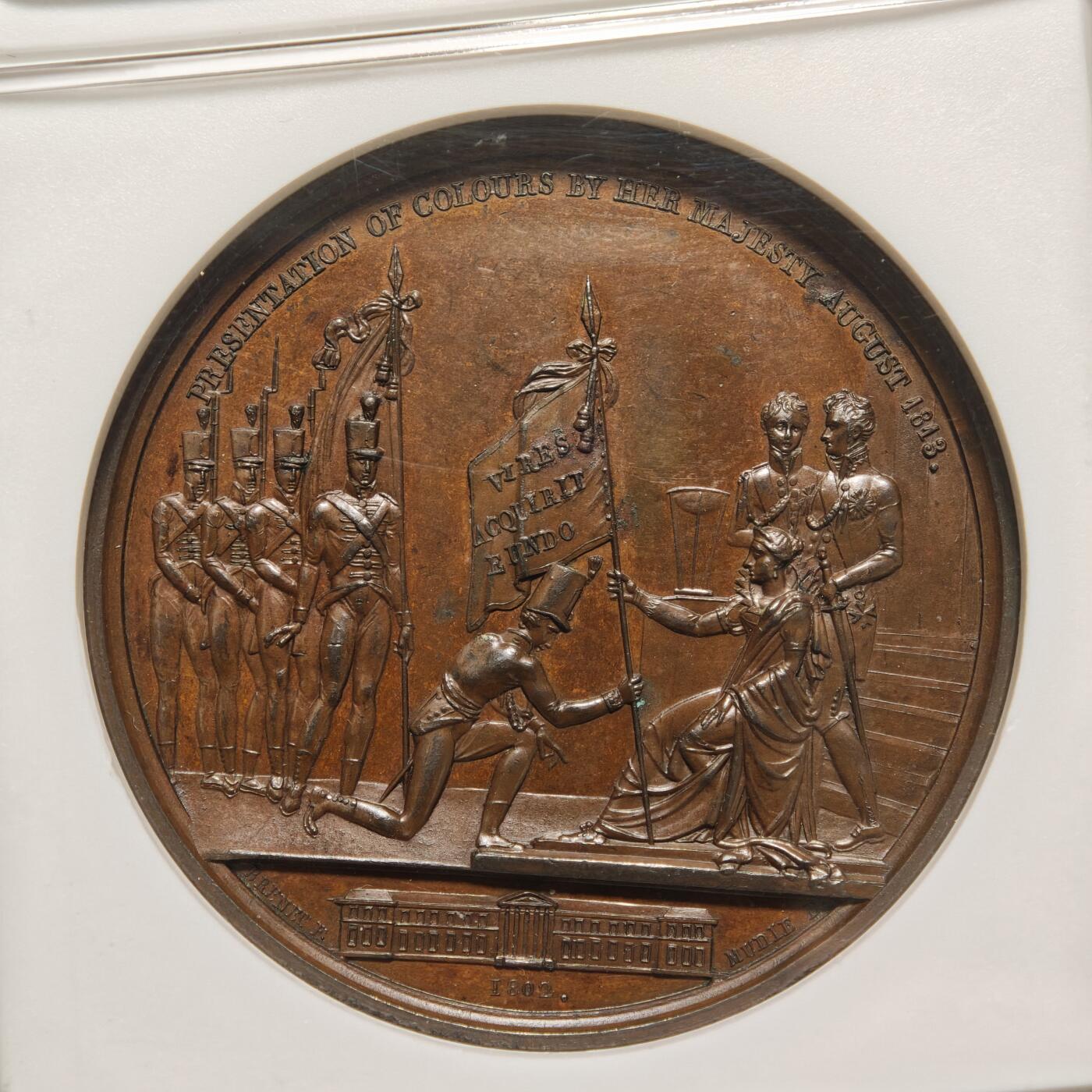 【德藏】世界币章拍卖第158期（拍品征集中~欢迎藏友联系） 1813年 法国约克公爵皇家军事学院授旗纪念铜章 平边无边铭，NGC MS62BN 正面是约克公爵左侧面头像，背面是1802年夏洛特王后在他于切尔西创立的约克公爵皇家军事学院主持授旗仪式的场景。高浮雕工艺，特别是背面场景人物众多，雕刻细腻，巧克力包浆，保存状态良好，稀有品种