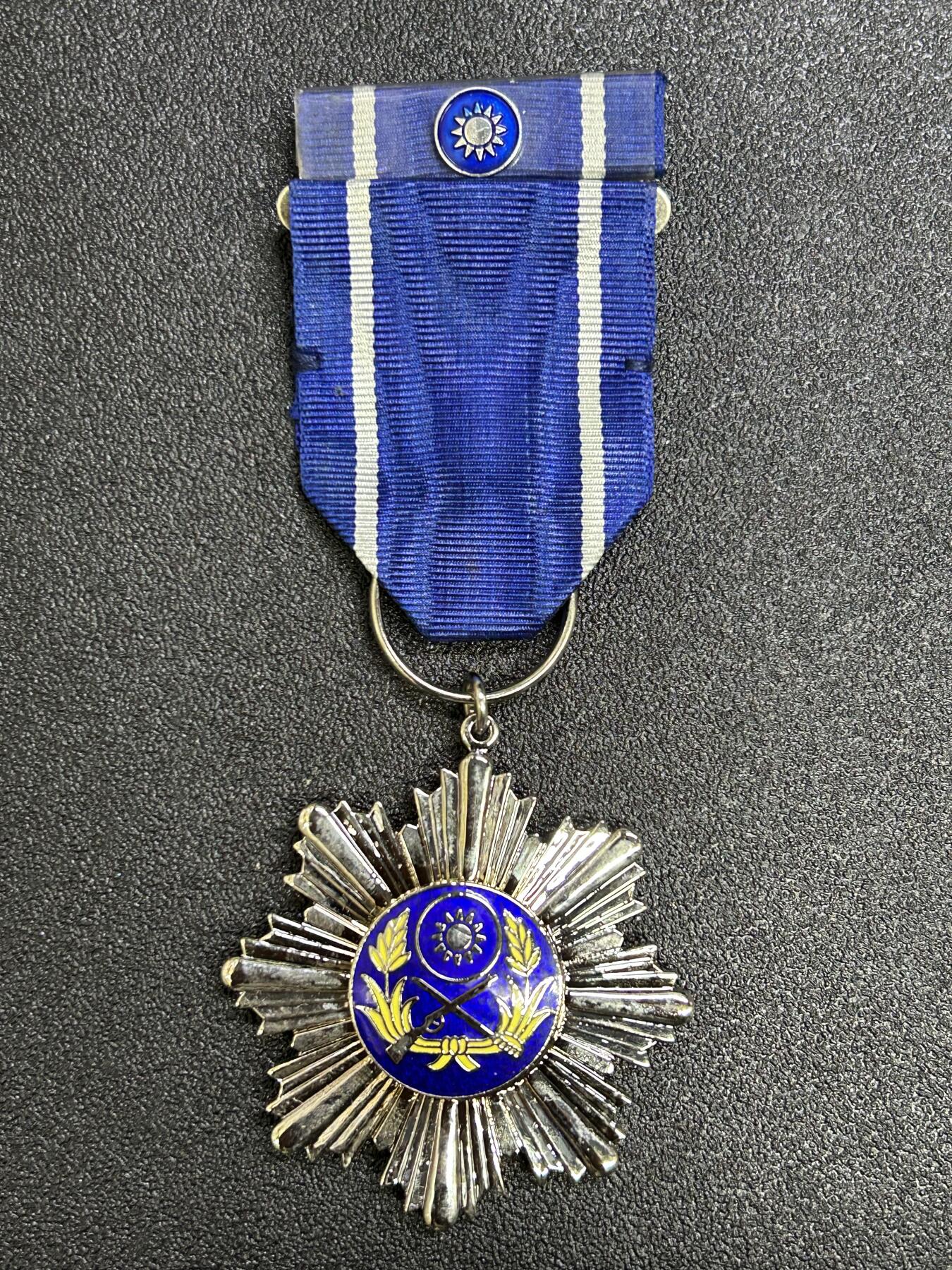 西秦中古拍卖第七十期 民国乙种陆光奖章 带勋略 实发带编号 退台后