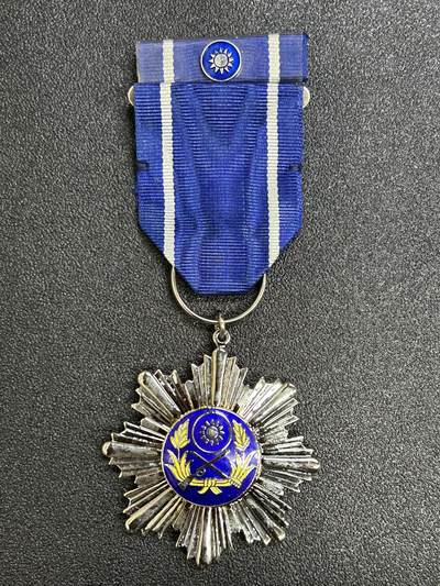 西秦中古拍卖第七十期 - 民国乙种陆光奖章 带勋略 实发带编号 退台后