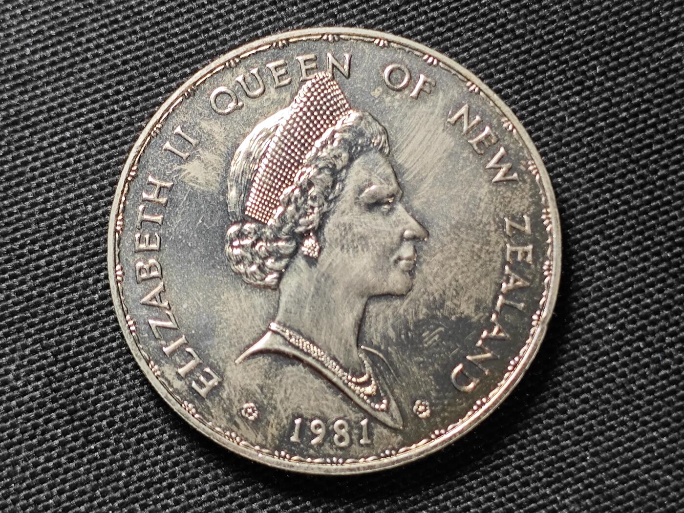 KK钱币收藏小铺 《套币 好品/批量散币专场》  2月预留时间 周末发货  1981新西兰1元克朗形纪念币 带盒