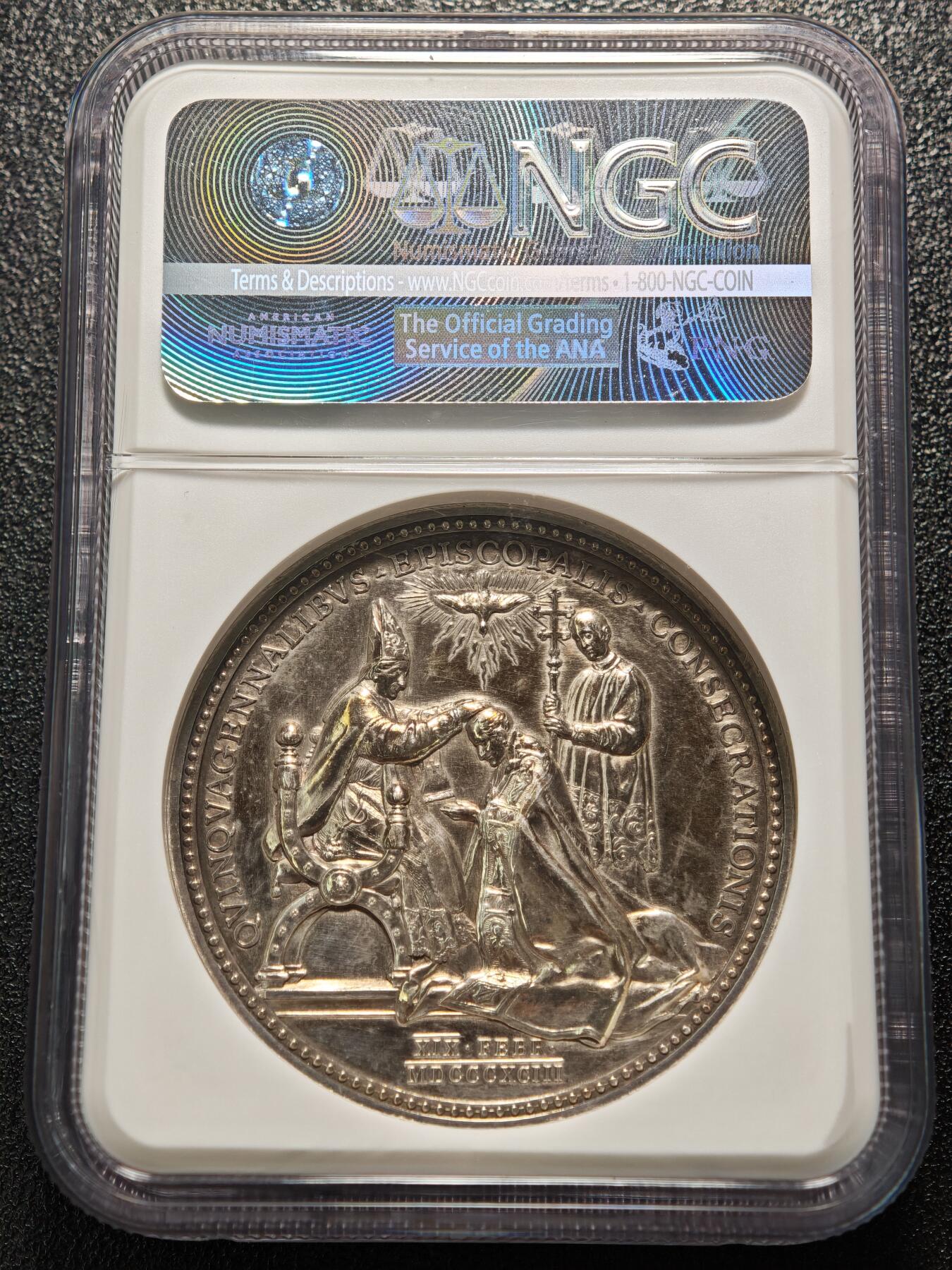 【德藏】世界币章拍卖第158期（拍品征集中~欢迎藏友联系） 1893年 梵蒂冈教皇利奥13世主教就职25周年高浮雕纪念银章 重36.3克 NGC MS61 正面是教皇利奥十三世右侧面半身肖像，背面是在圣灵的照耀下主教向教皇行跪拜礼，教皇向主教施摸顶礼，还有其他教职人员手持物件站在旁边观礼。人物画面雕刻复杂，高浮雕工艺，人物的帽子服饰等细节清晰，保存状态良好，谈谈的金色包浆，NGC早期低评