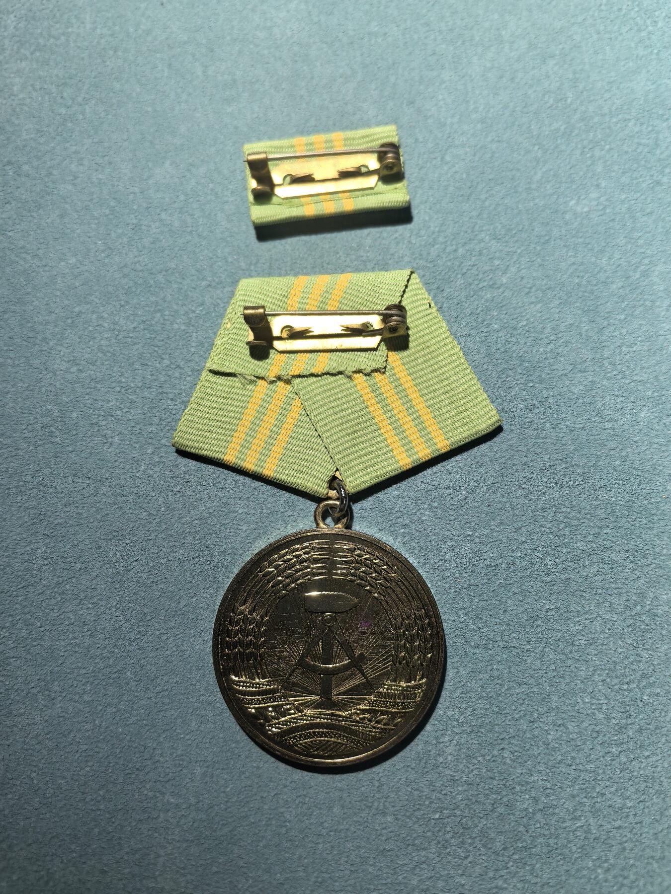 盛世勋华——号角文化勋章邮票专场拍卖第294期 东德金级内政部优异奖章 带略