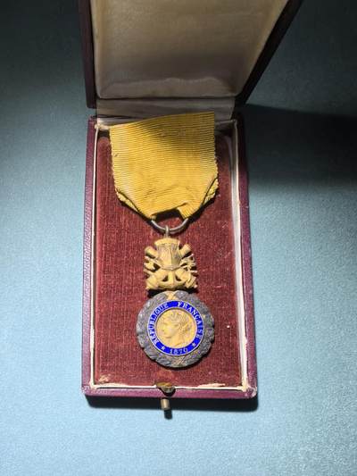 盛世勋华——号角文化勋章邮票专场拍卖第294期 - 法国军事奖章 三共银版 950银 带定制版原盒