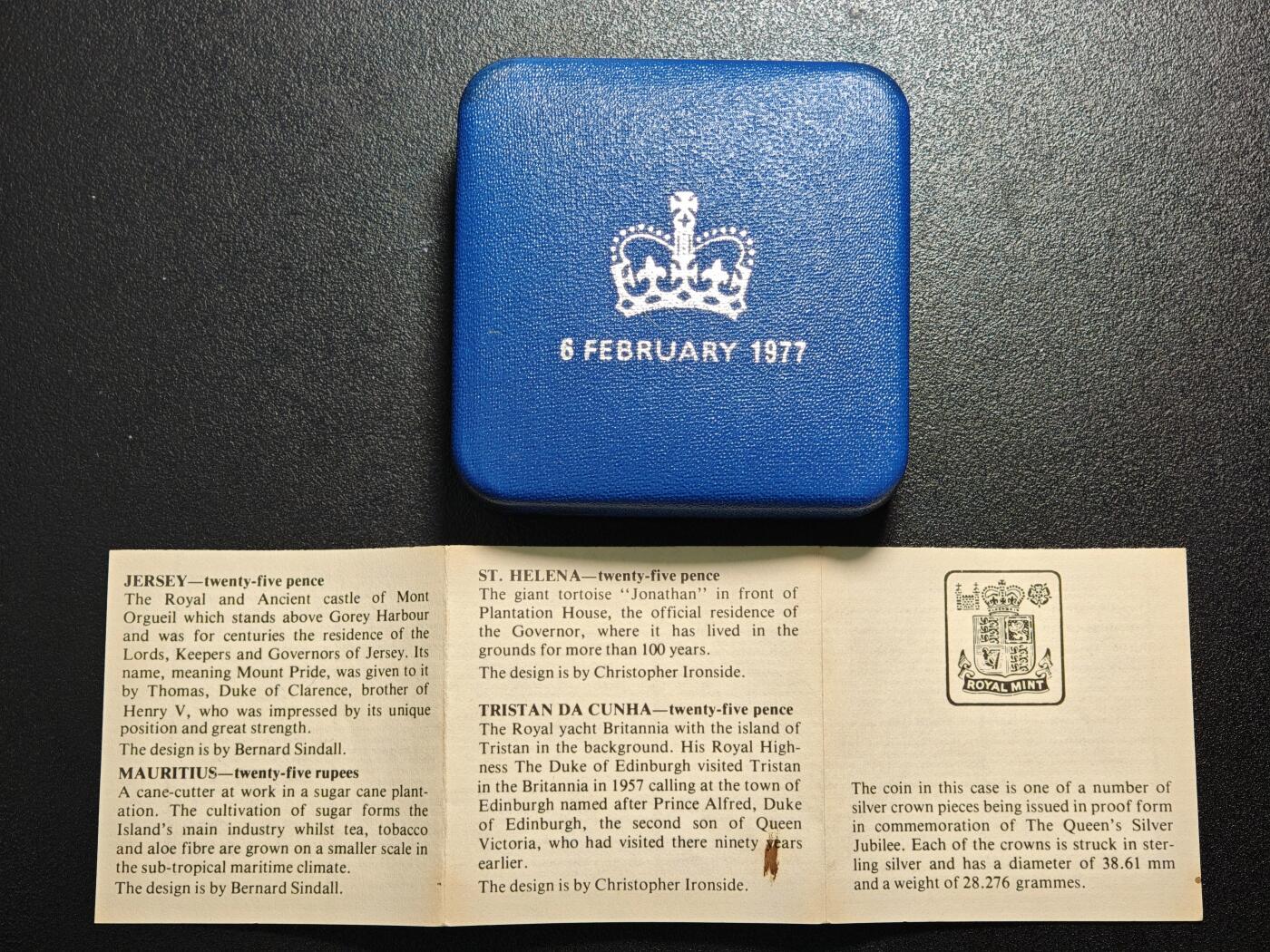 【德藏】世界币章拍卖第158期（拍品征集中~欢迎藏友联系） 1977年 英国伊丽莎白二世女王登基25周年银禧镀金精制纪念章 原盒 带证书 直径约：38.61mm；重约：28.276g