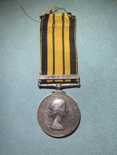 盛世勋华——号角文化勋章邮票专场拍卖第294期 - 英国非洲通用服役奖章 带肯尼亚勋条 银制 带边铭 授予镇压肯尼亚地区叛乱的英国军人，该章授予英国皇家炮兵士官