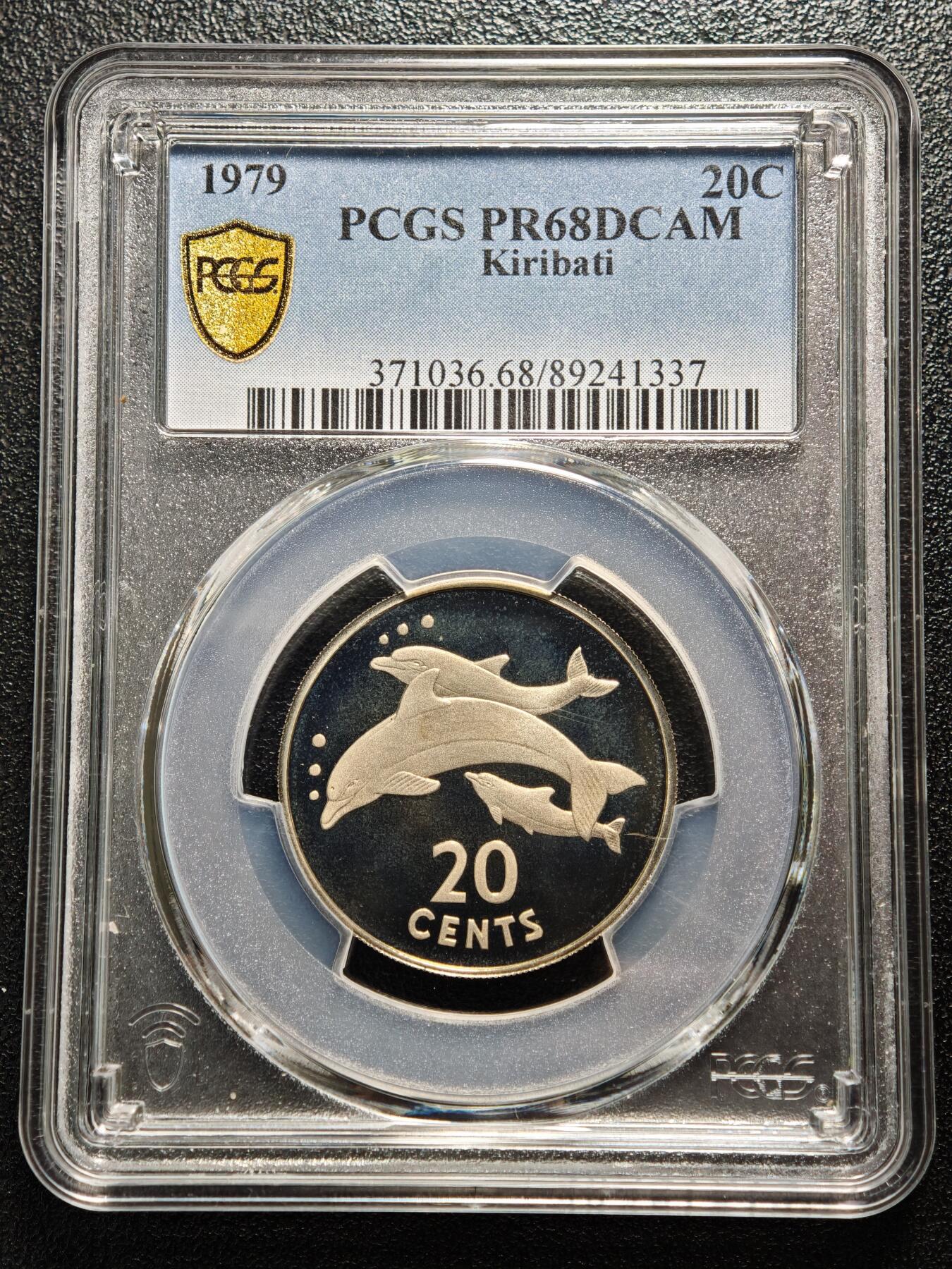 【德藏】世界币章拍卖第158期（拍品征集中~欢迎藏友联系） 1979年 基里巴斯海豚20分精制纪念镍币 这枚是基里巴斯脱离英国殖民统治后发行的首批流通纪念币之一 PCGS PR68DCAM