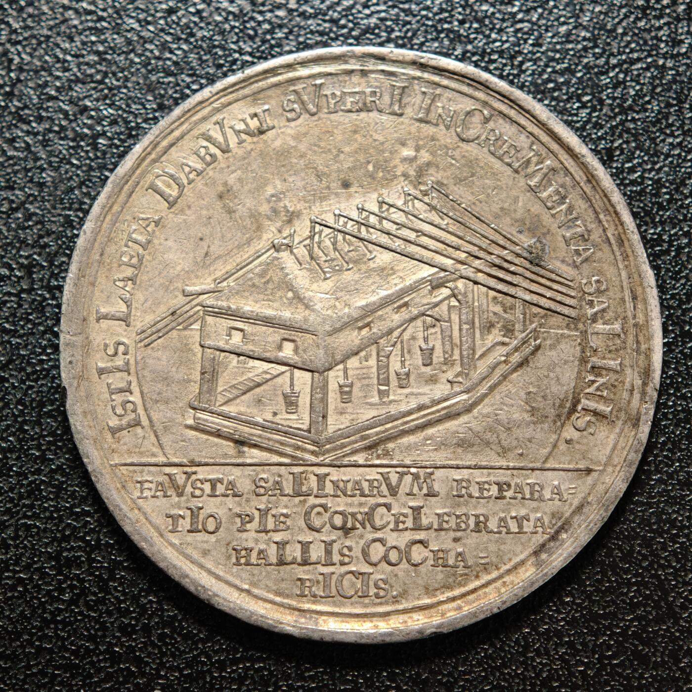 【德藏】世界币章拍卖第158期（拍品征集中~欢迎藏友联系） 18世纪 德国萨克森安哈尔特州哈雷市盐业设施修复纪念银章 这枚章属于巴洛克时期的欧洲城市产业纪念章，聚焦哈雷（Halle an der Saale）的盐业发展历史 哈雷（Halle an der Saale）是德国中部传统的盐业重镇，中世纪至近代依靠萨尔河（Saale）的盐矿与煮盐产业发展，盐业是当地经济的核心支柱，这枚银章是对城市核心产业发展的实物纪念 直径约：35.5mm；重约：14.8g