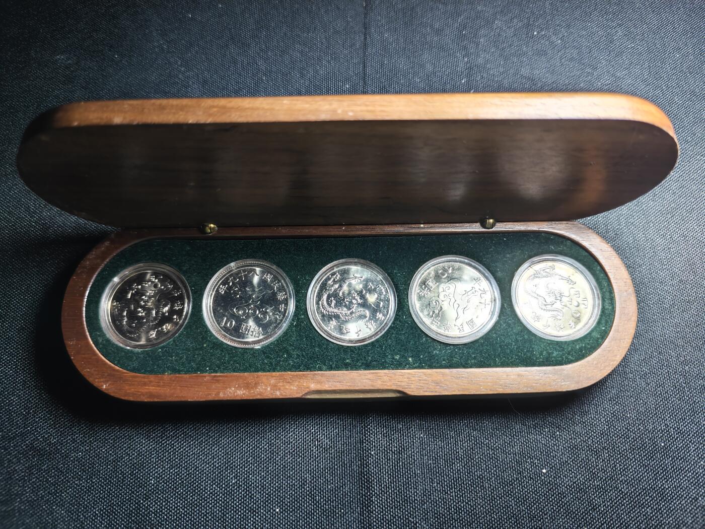 KK钱币收藏小铺 《套币 好品/批量散币专场》  2月预留时间 周末发货  中国台湾省千禧年龙 10元纪念币一组5枚 好品